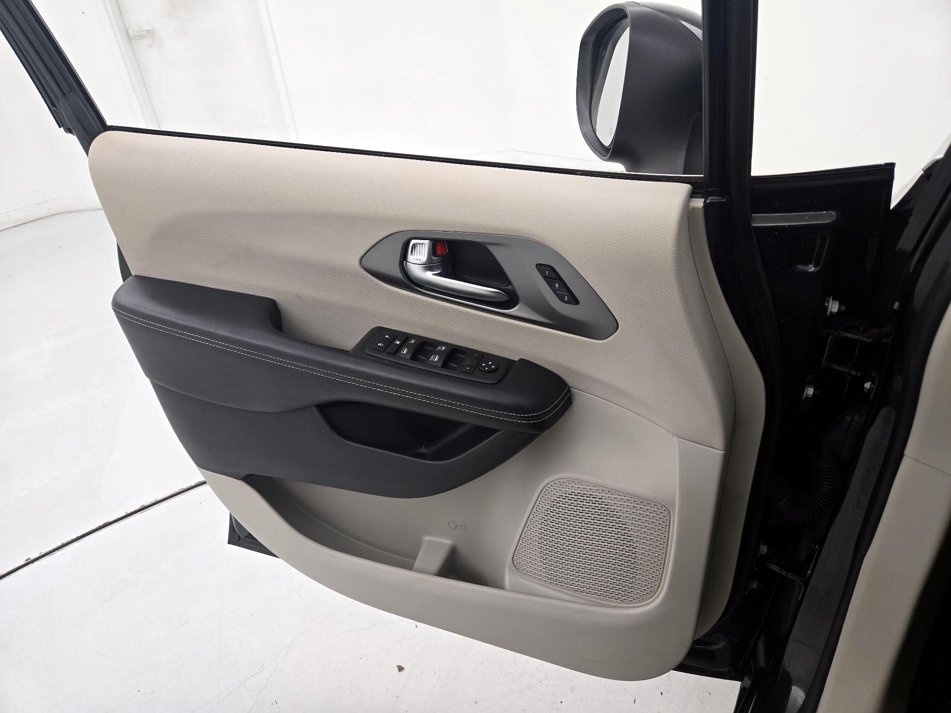 Thumbnail: 2023 Chrysler Pacifica - 12