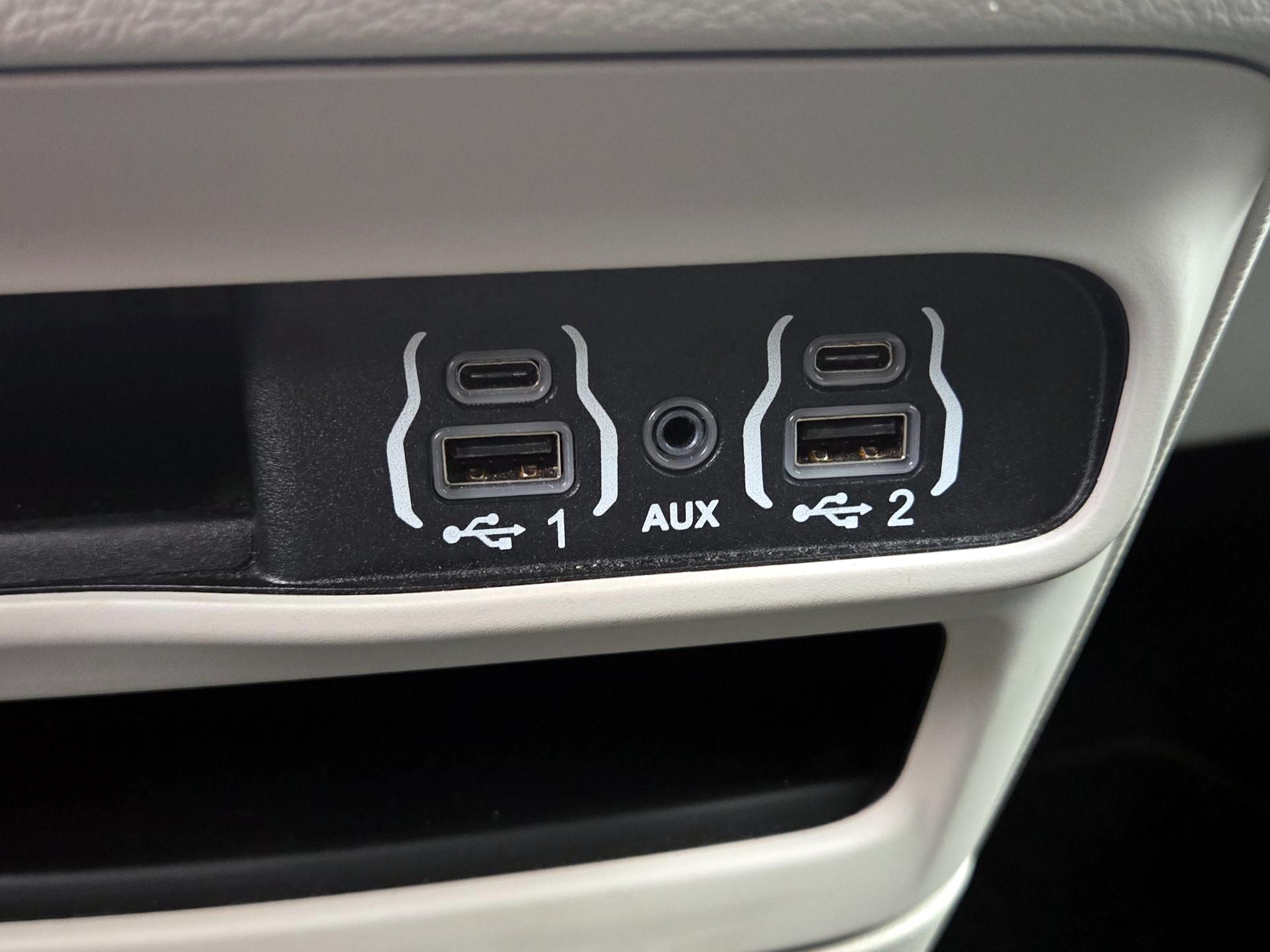 Thumbnail: 2023 Chrysler Pacifica - 18