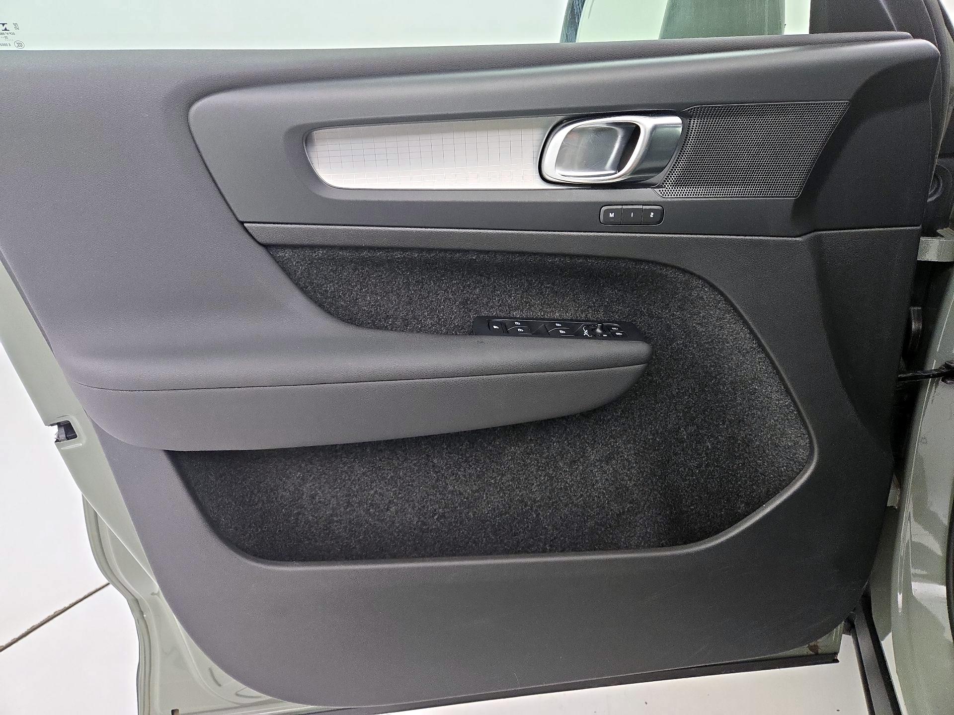 Thumbnail: 2023 Volvo XC40 - 12