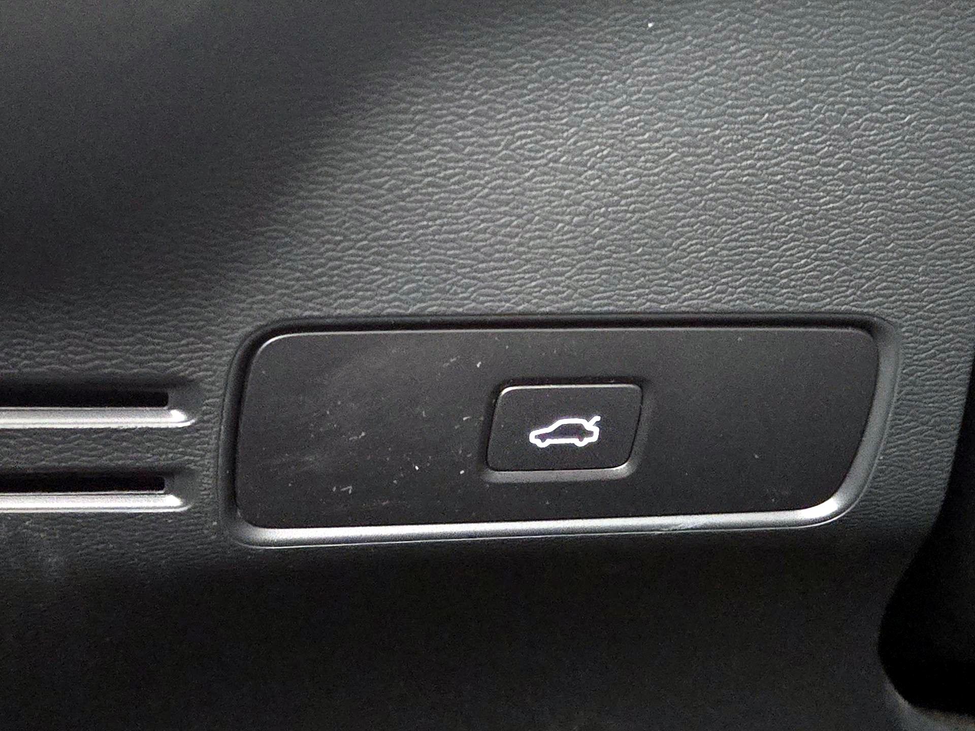 Thumbnail: 2023 Volvo XC40 - 13