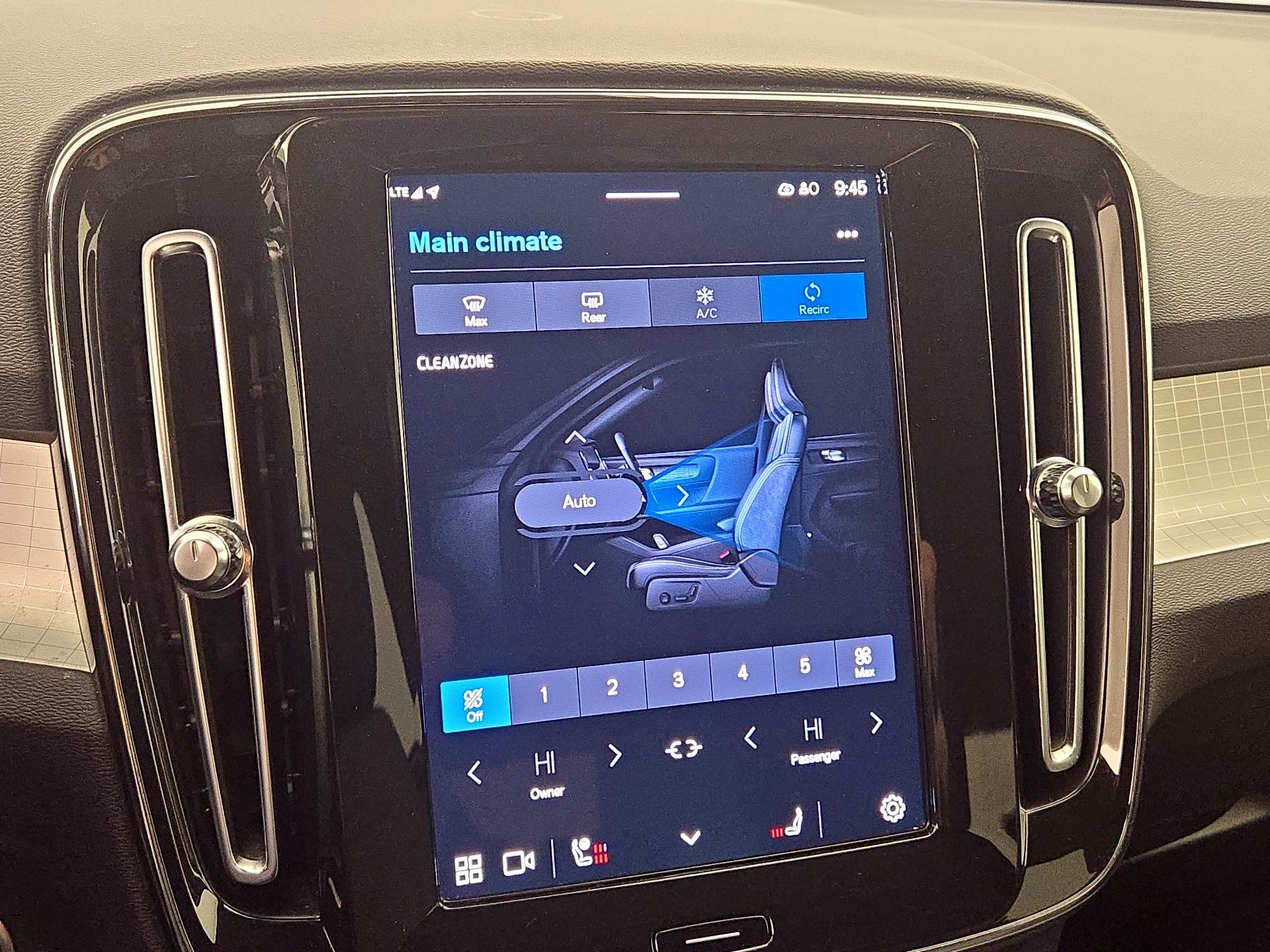 Thumbnail: 2023 Volvo XC40 - 17