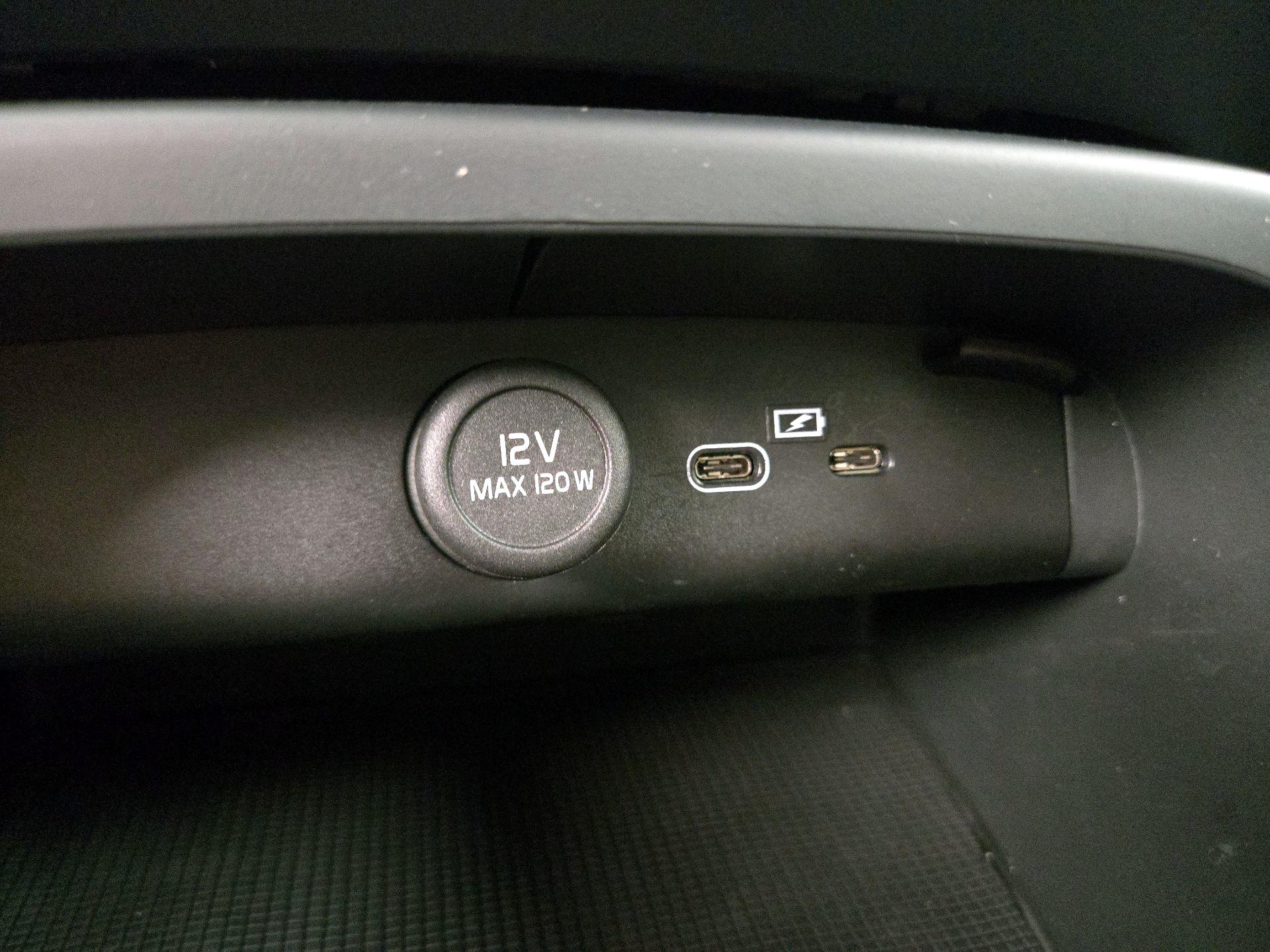 Thumbnail: 2023 Volvo XC40 - 19