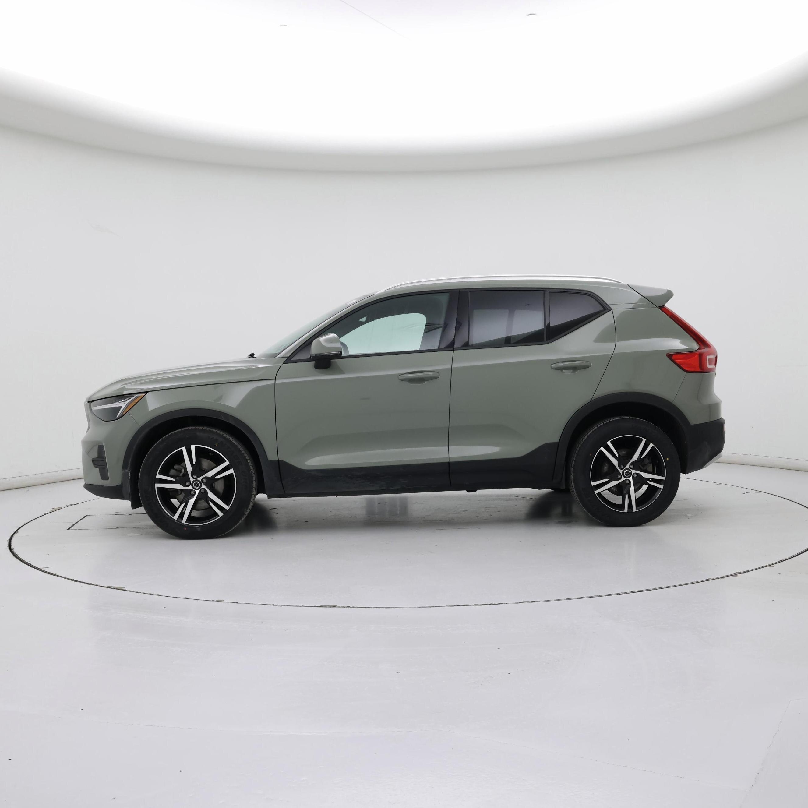 Thumbnail: 2023 Volvo XC40 - 3
