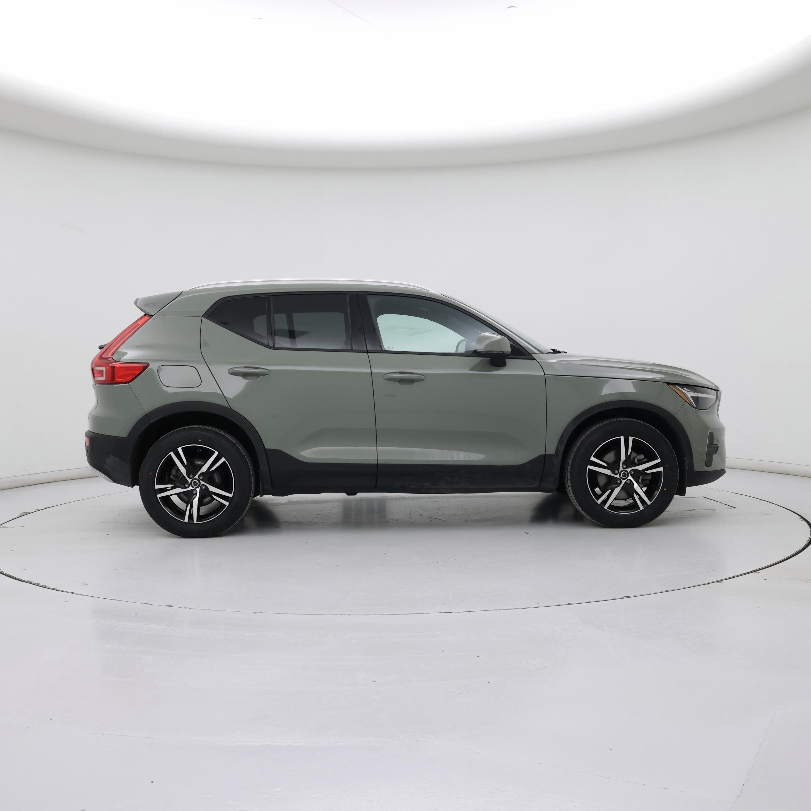 Thumbnail: 2023 Volvo XC40 - 7