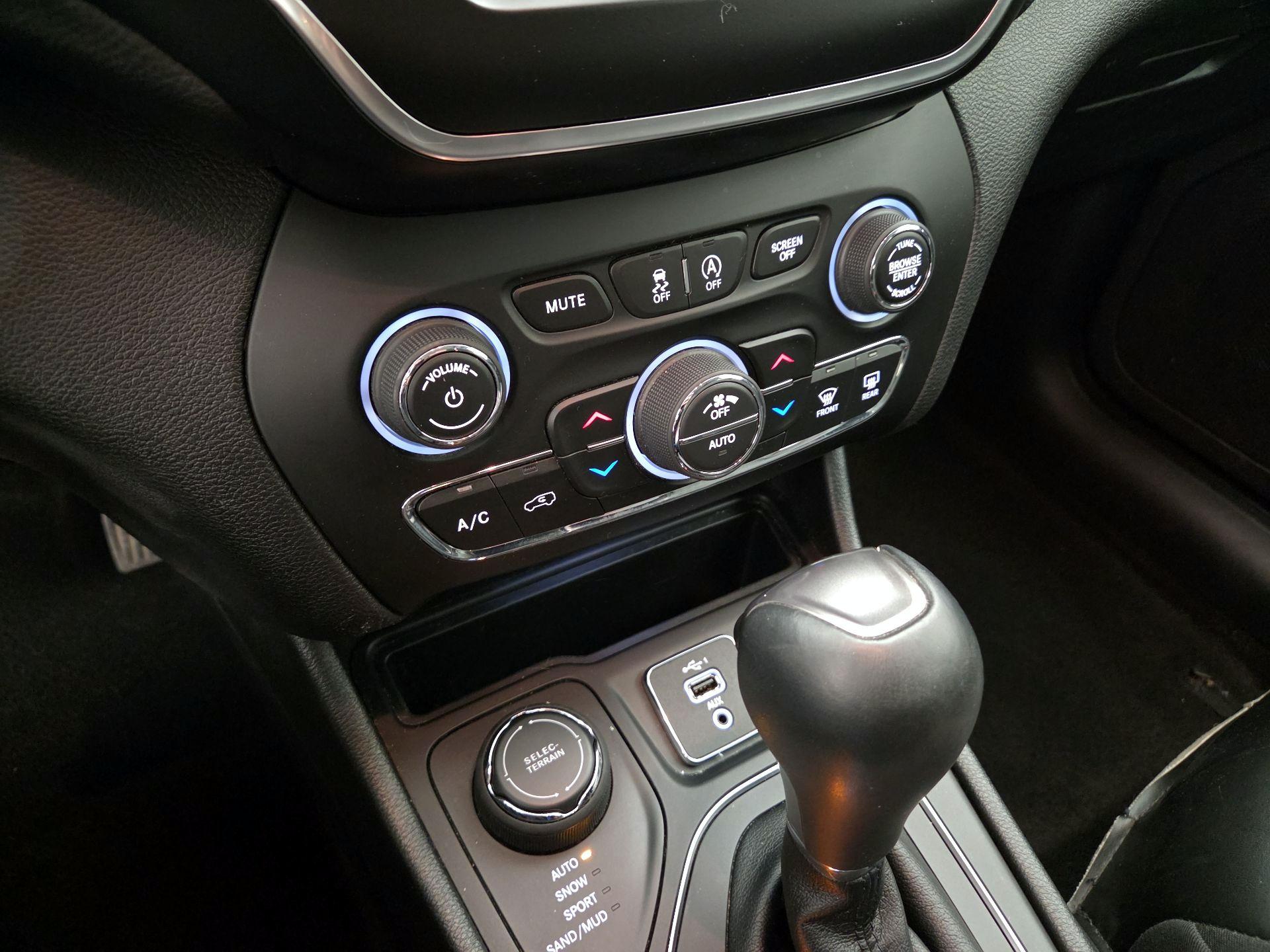 Thumbnail: 2020 Jeep Cherokee - 16