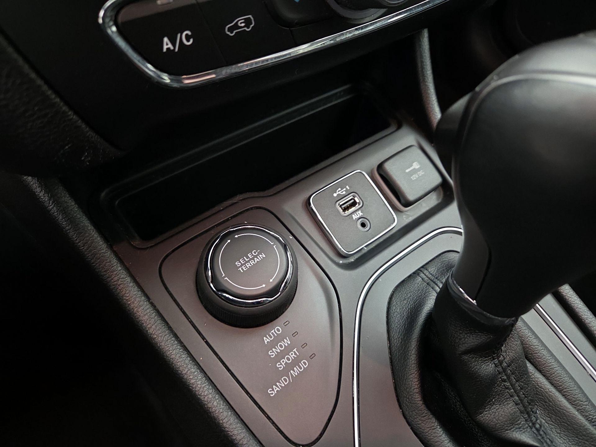 Thumbnail: 2020 Jeep Cherokee - 18