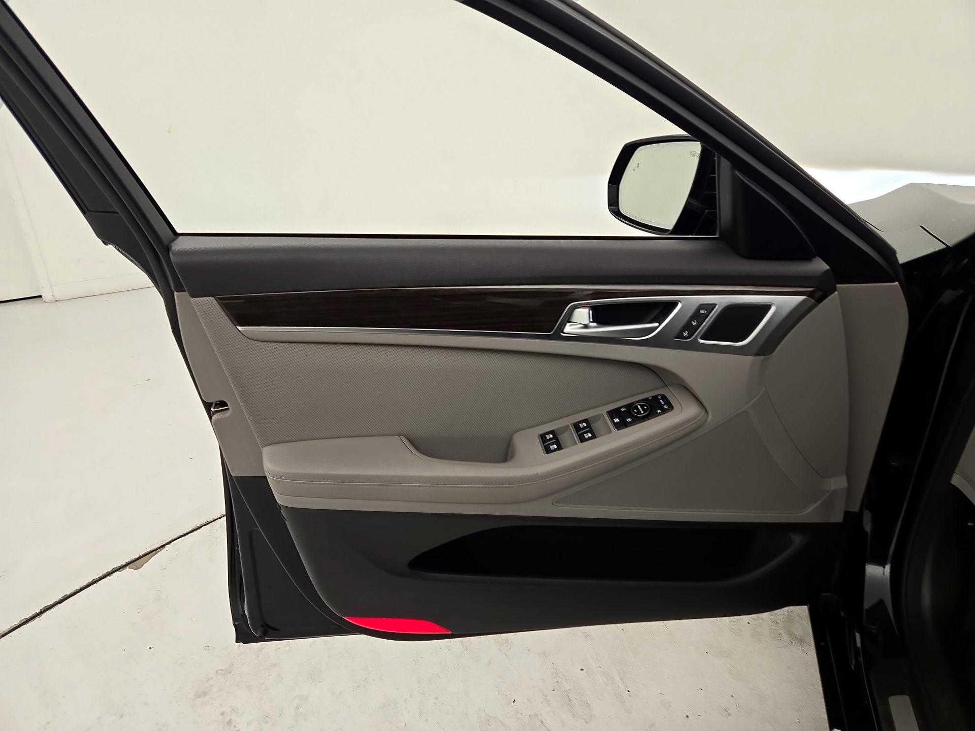 Thumbnail: 2017 Genesis G80 - 12