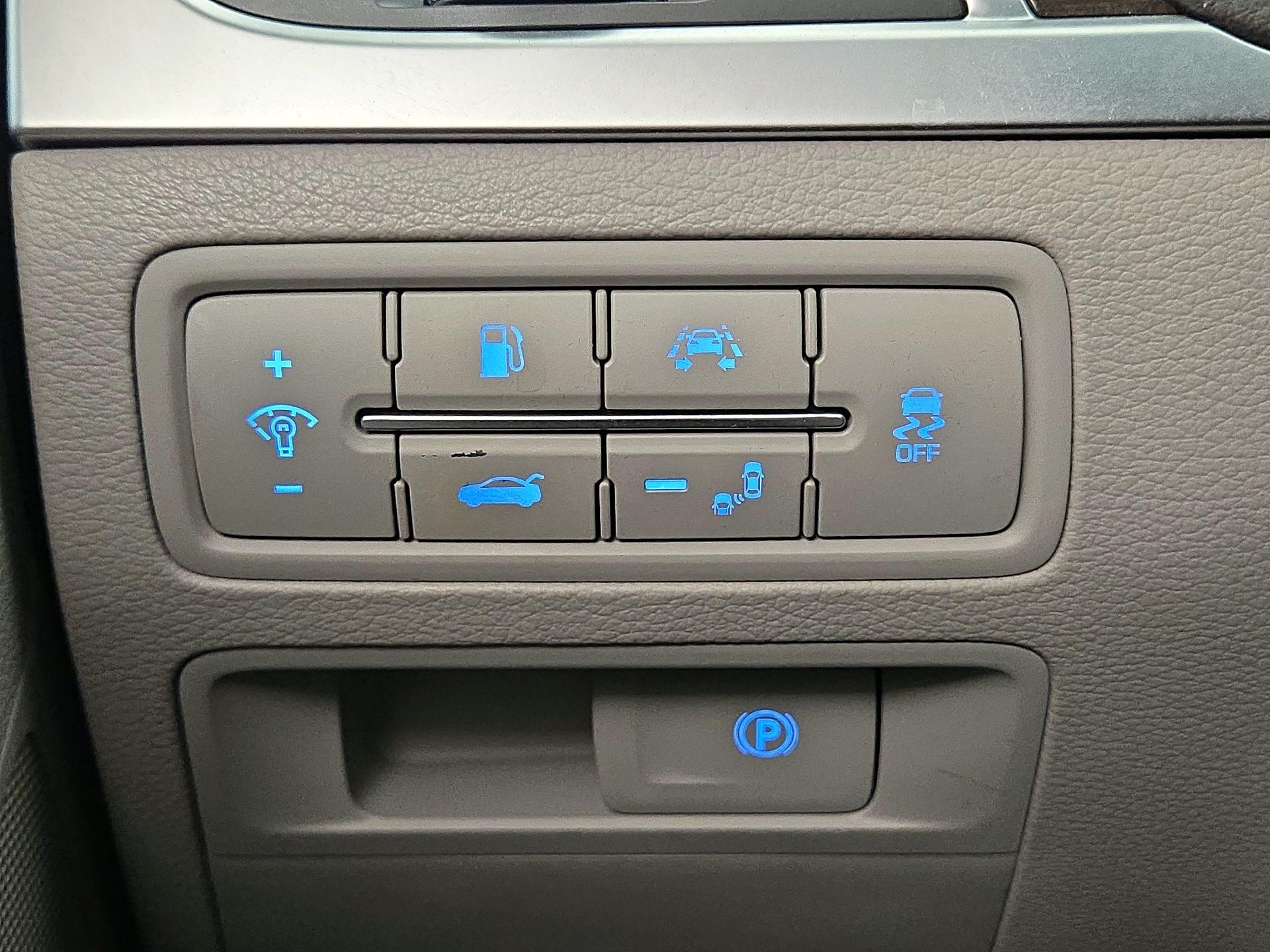 Thumbnail: 2017 Genesis G80 - 13