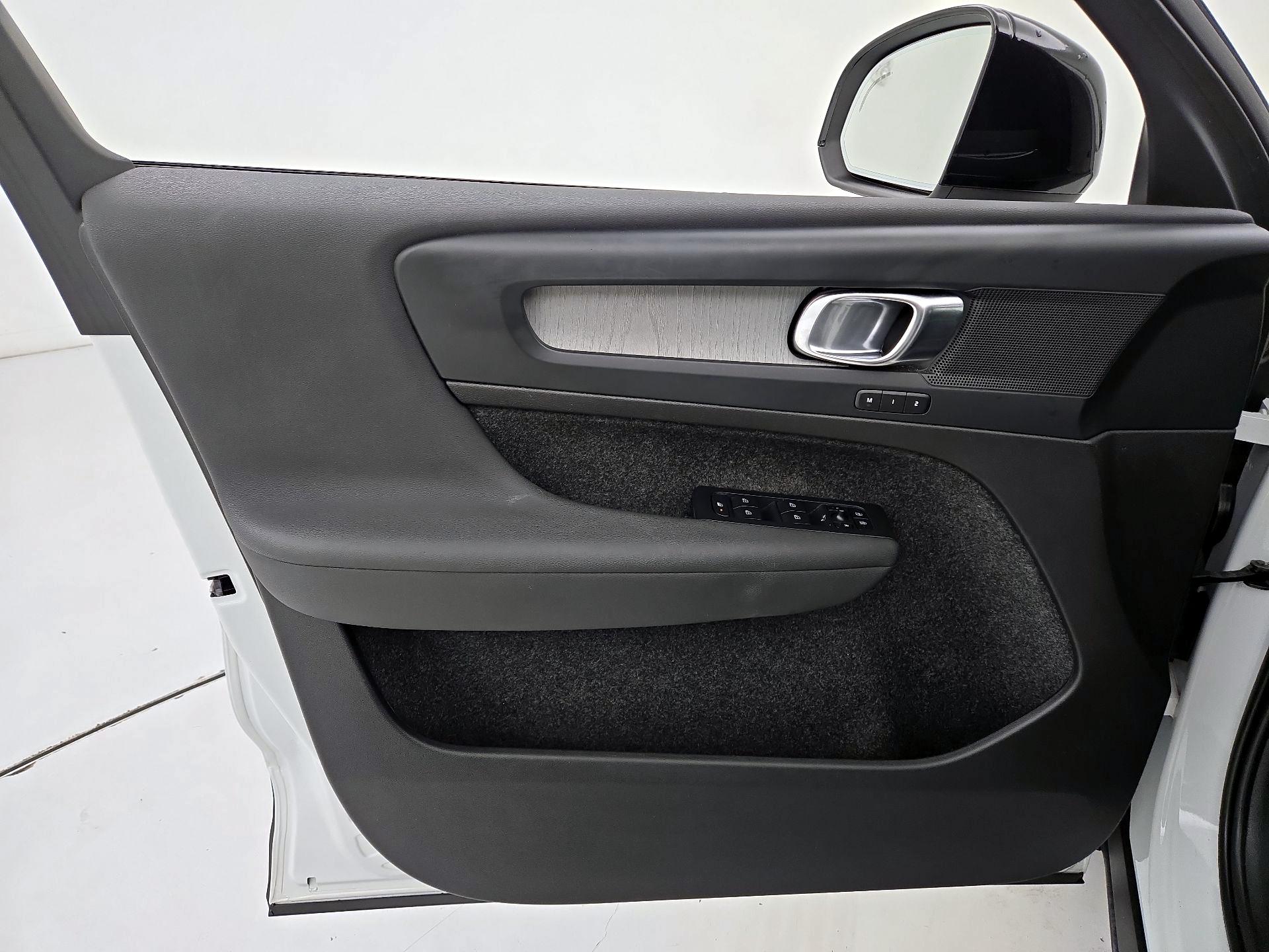 Thumbnail: 2023 Volvo XC40 - 12