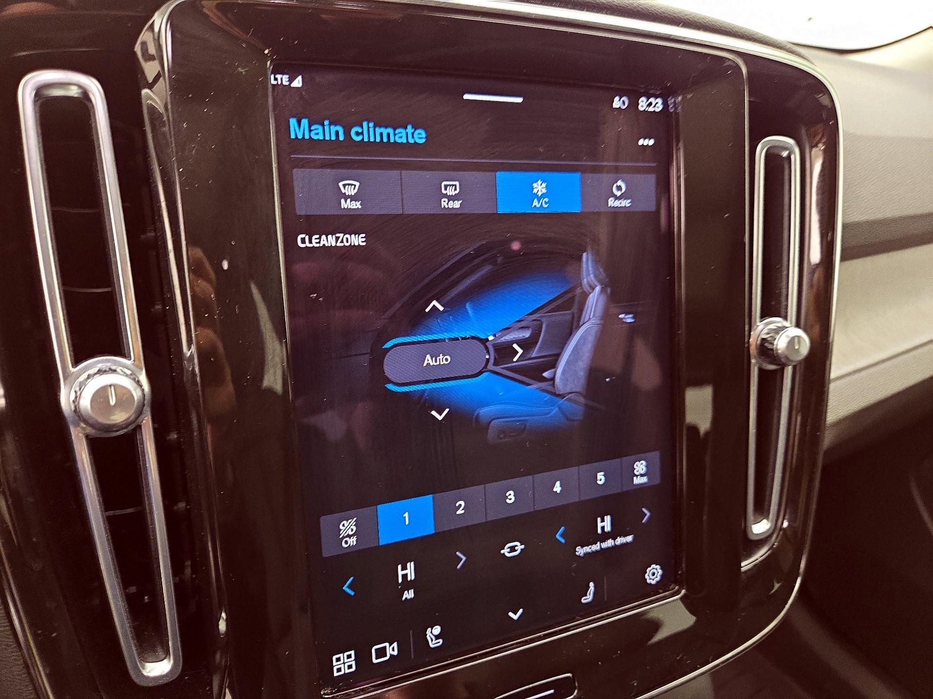 Thumbnail: 2023 Volvo XC40 - 16