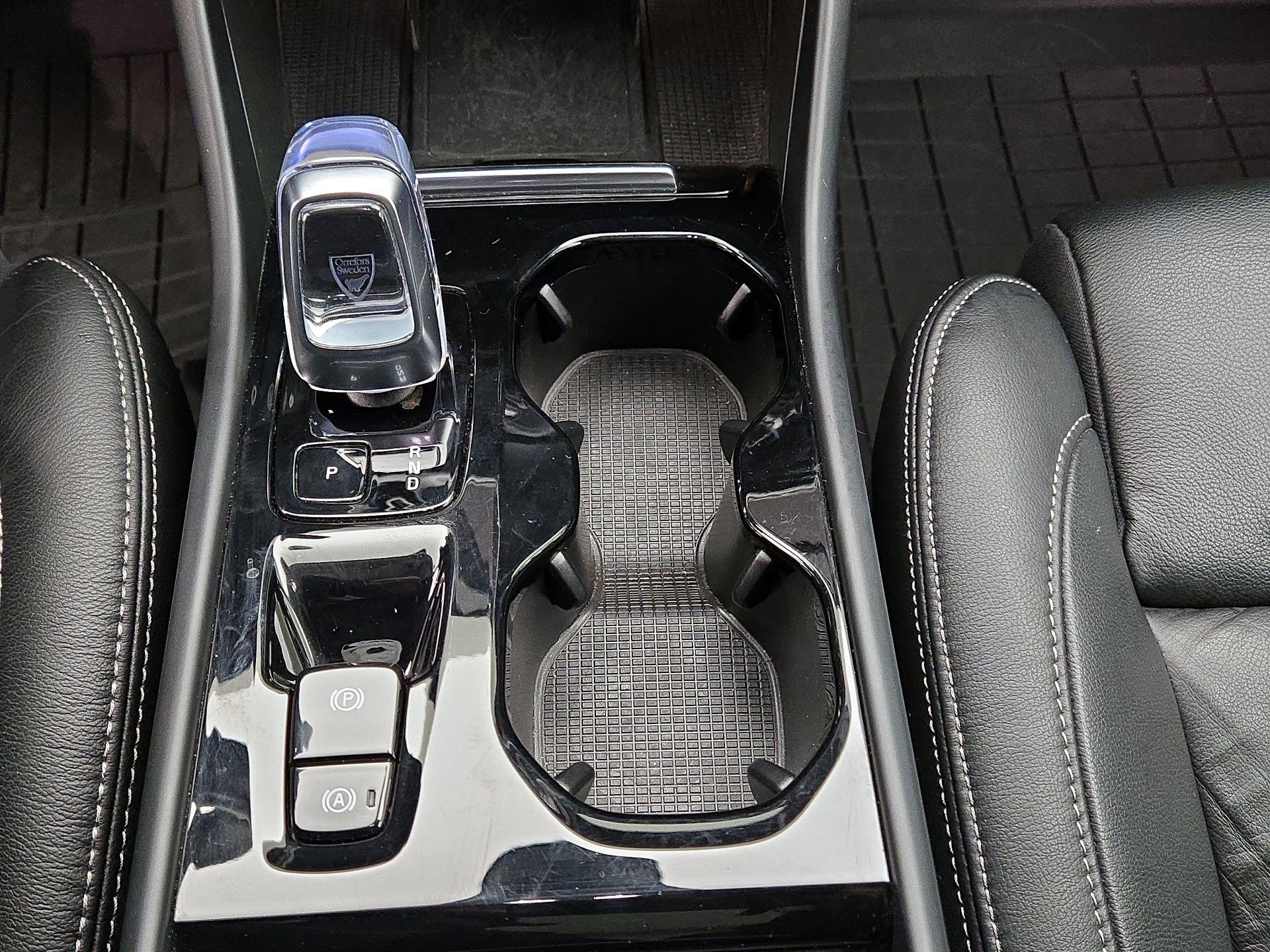 Thumbnail: 2023 Volvo XC40 - 17