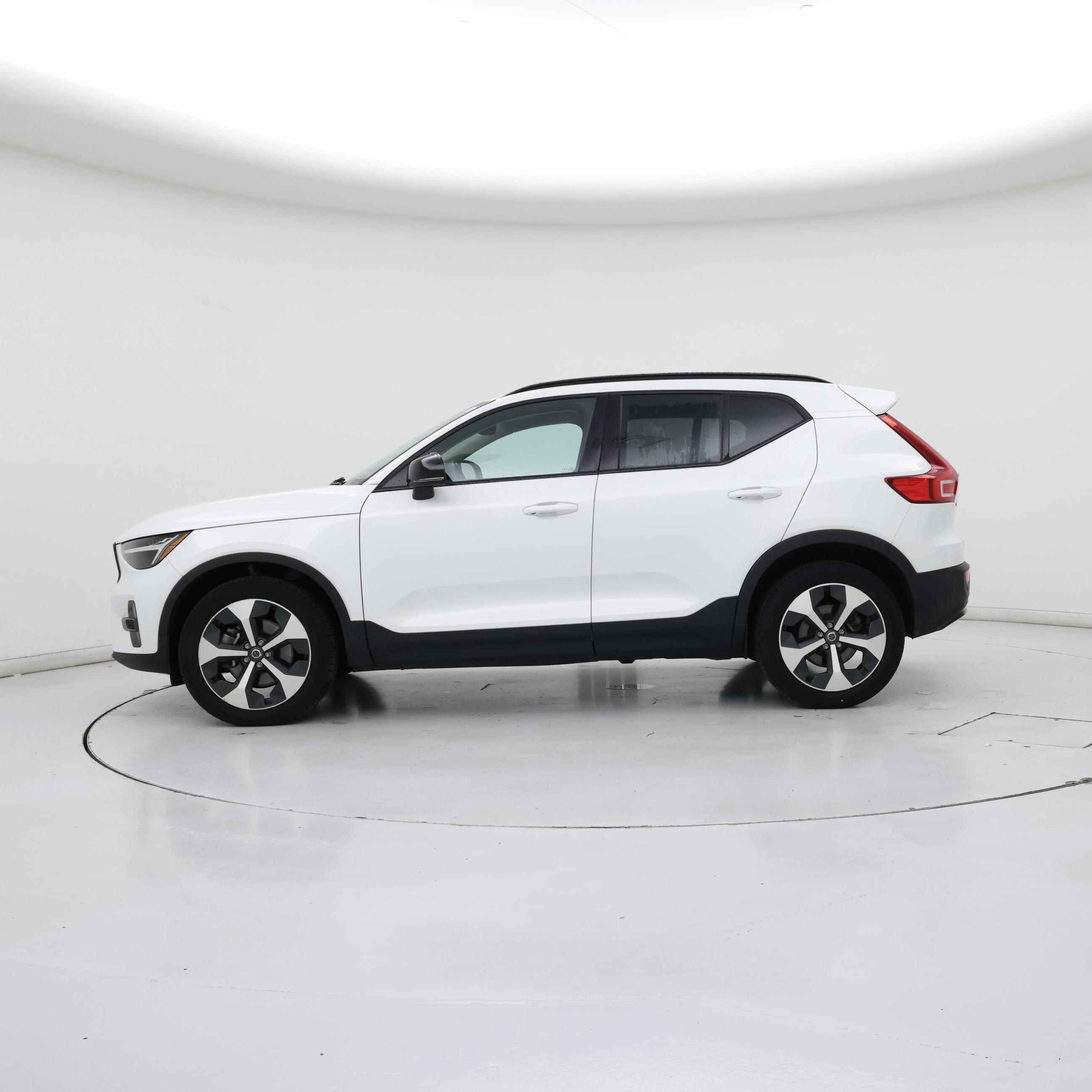 Thumbnail: 2023 Volvo XC40 - 3