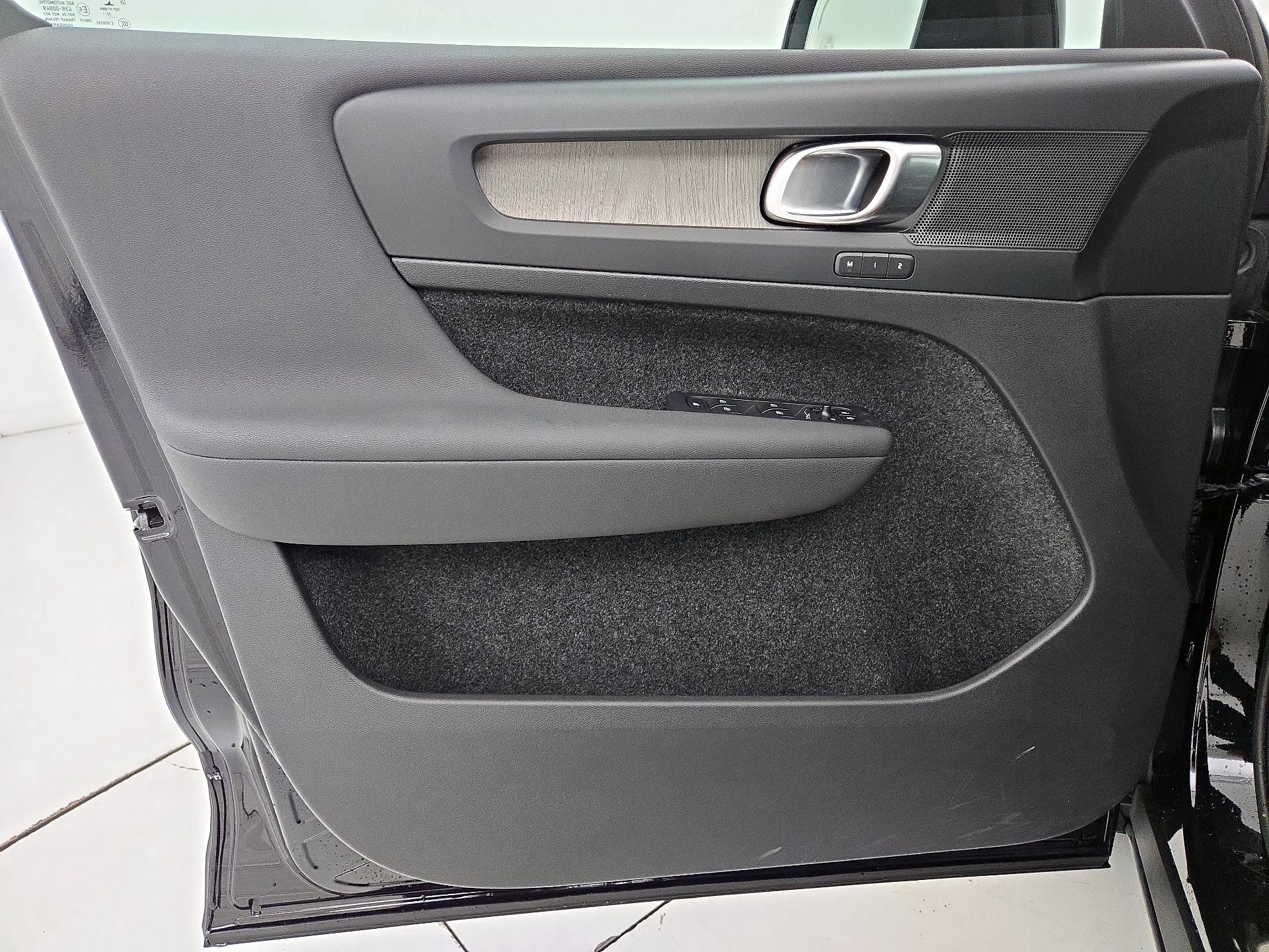 Thumbnail: 2023 Volvo XC40 - 12