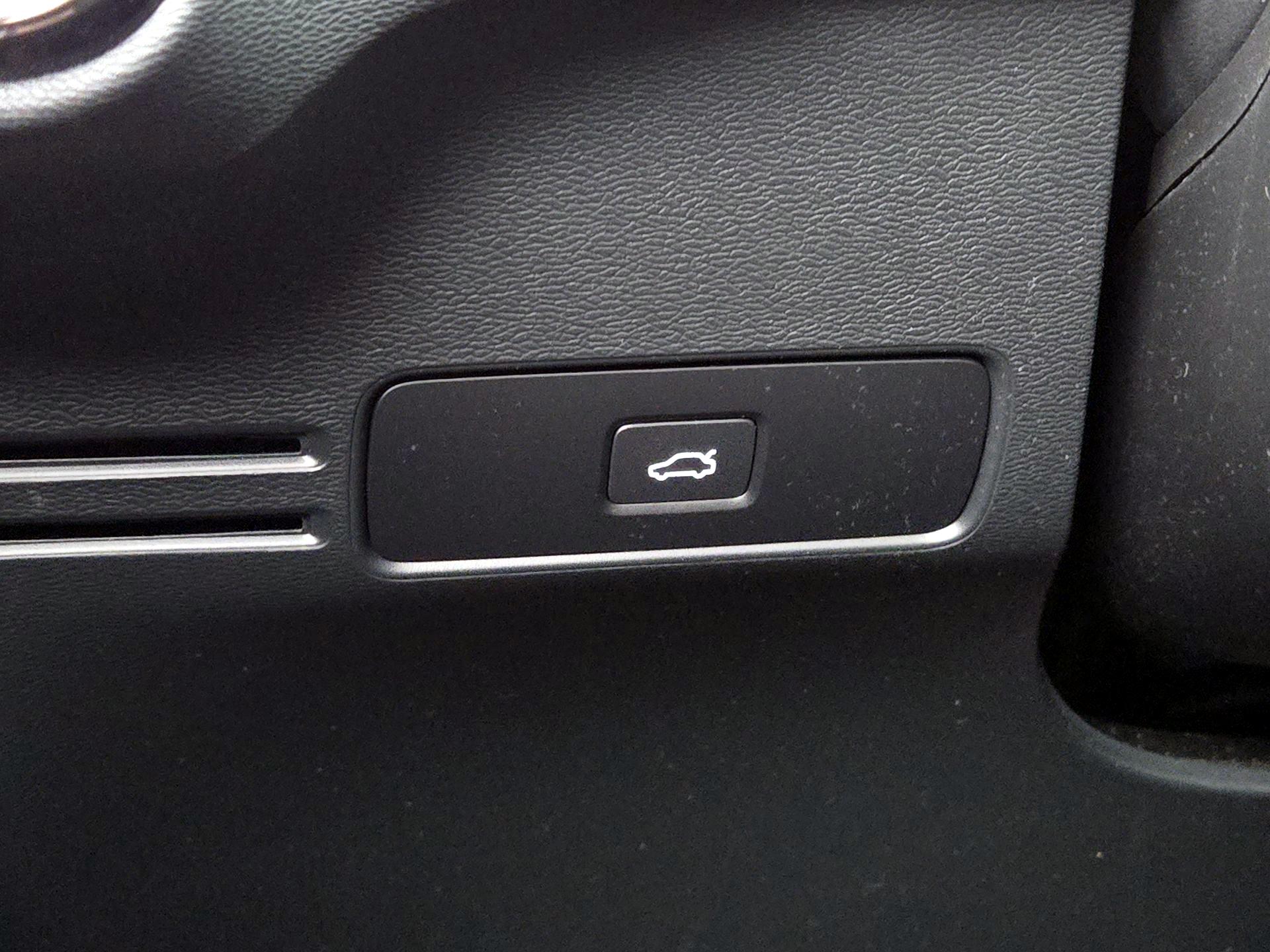 Thumbnail: 2023 Volvo XC40 - 13