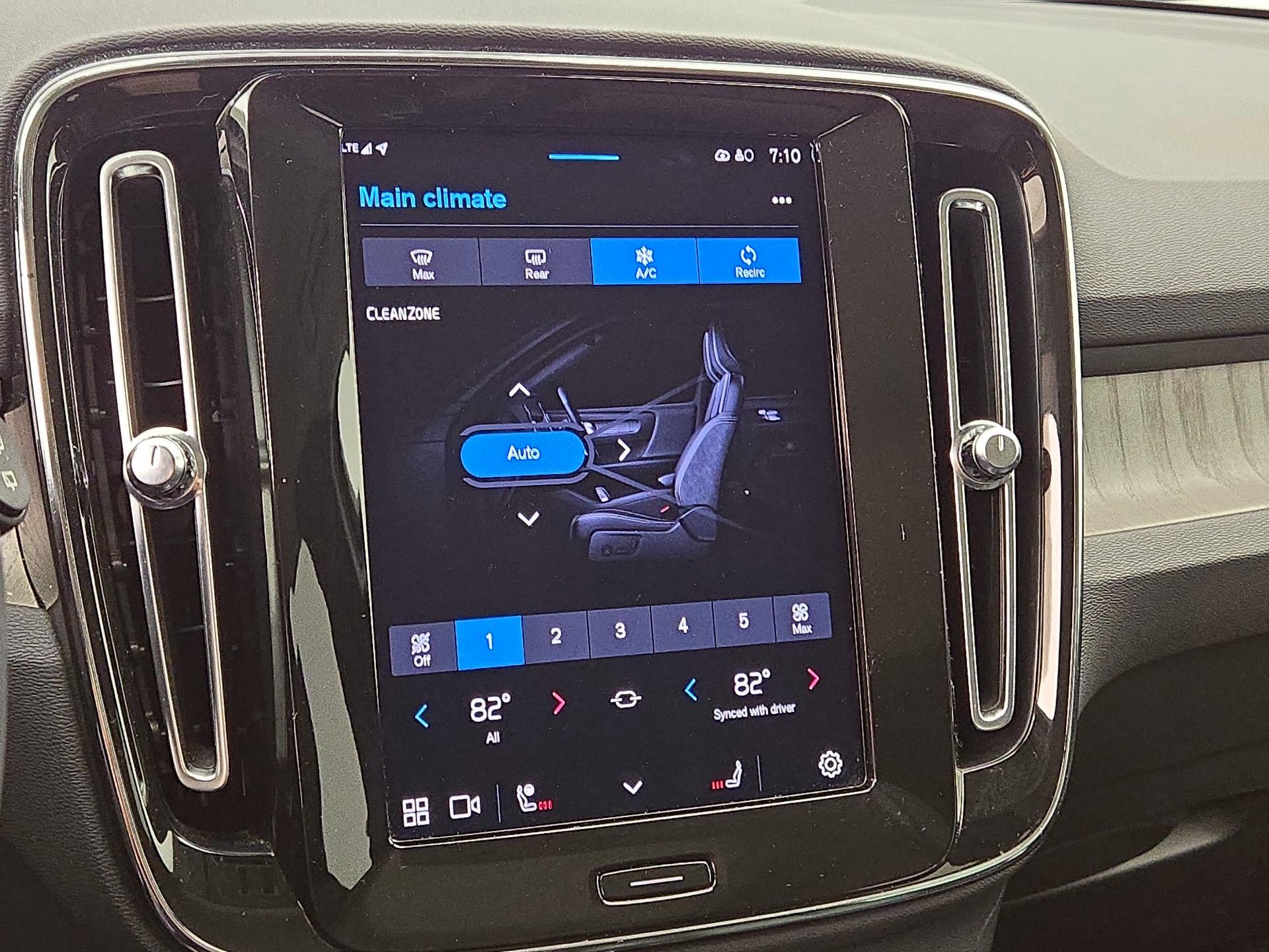 Thumbnail: 2023 Volvo XC40 - 17