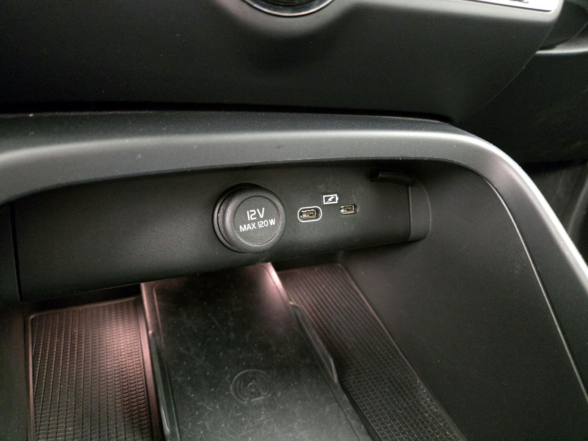 Thumbnail: 2023 Volvo XC40 - 19