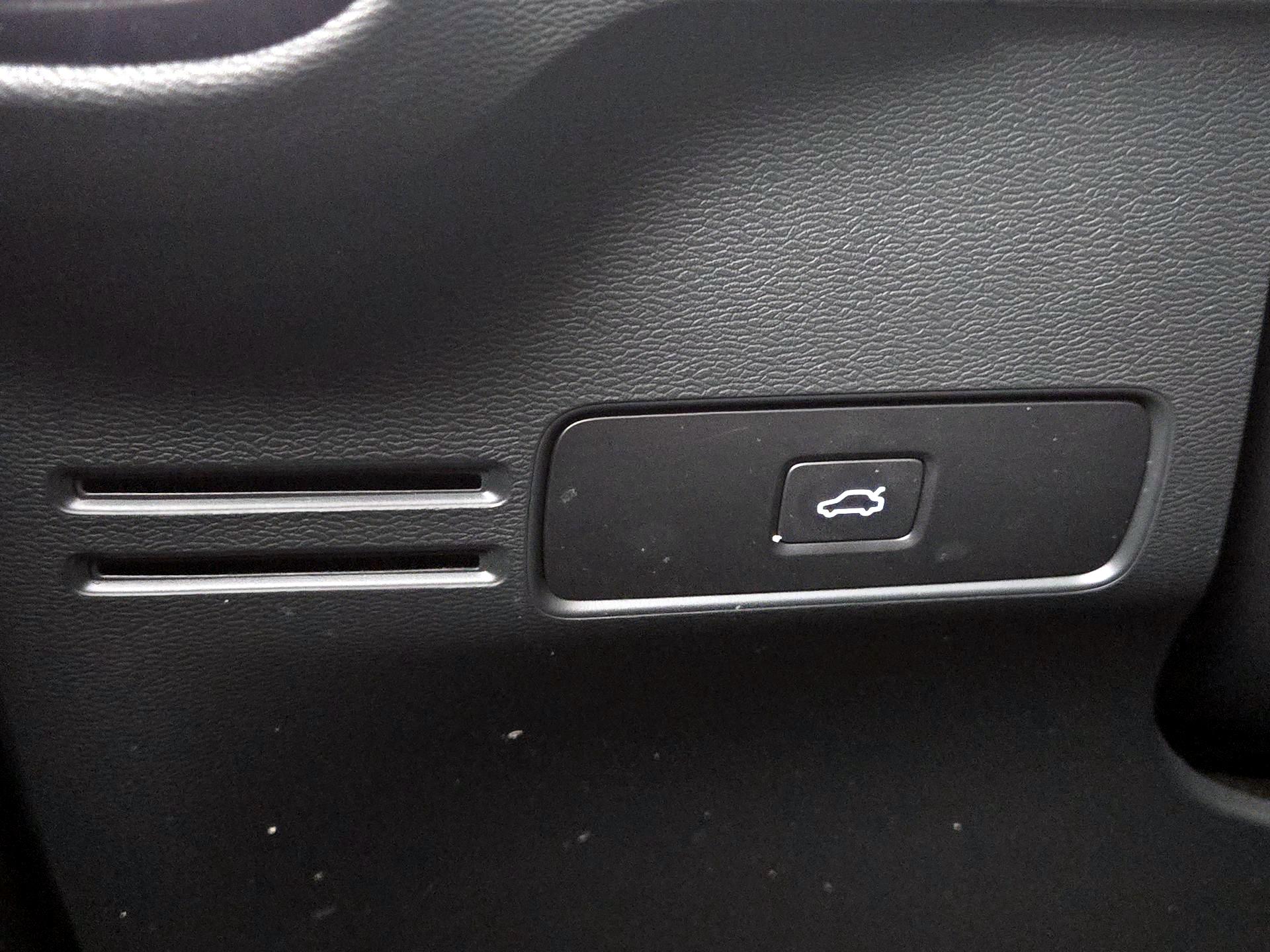 Thumbnail: 2024 Volvo XC40 - 13