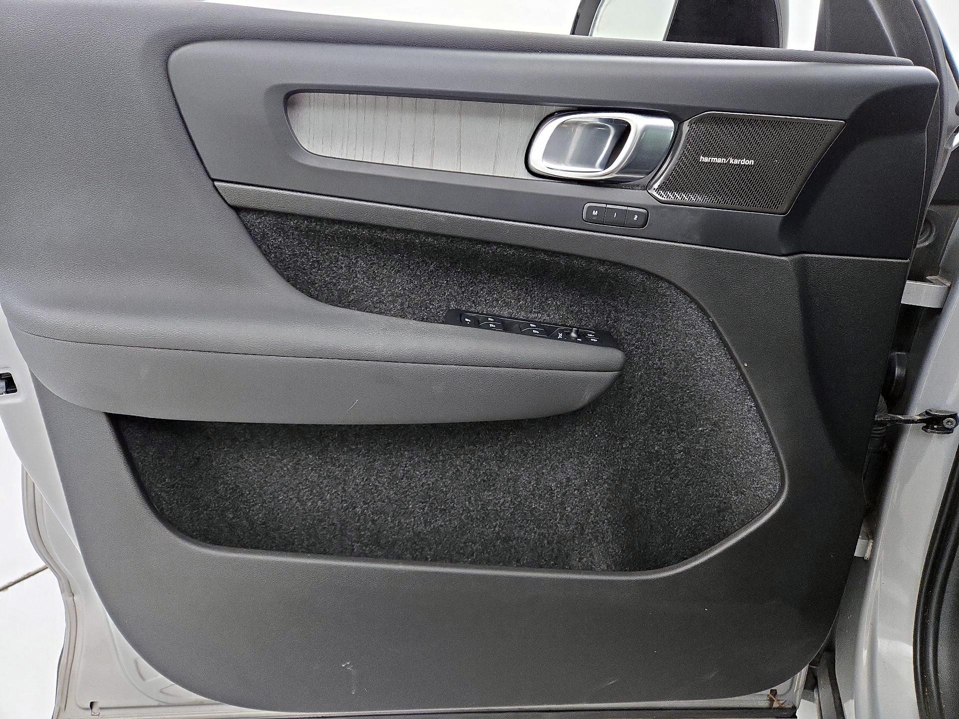 Thumbnail: 2023 Volvo XC40 - 12