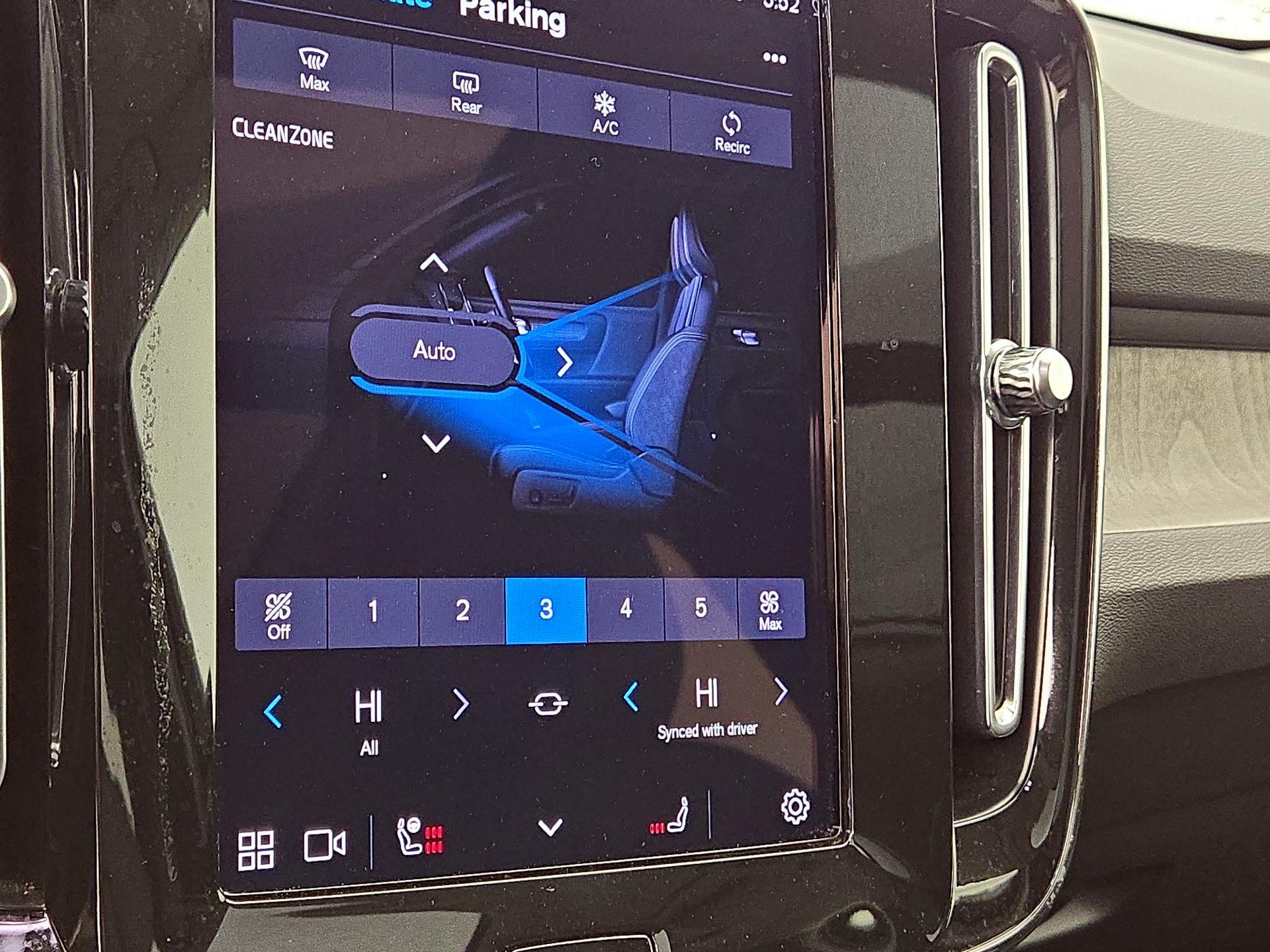 Thumbnail: 2023 Volvo XC40 - 16