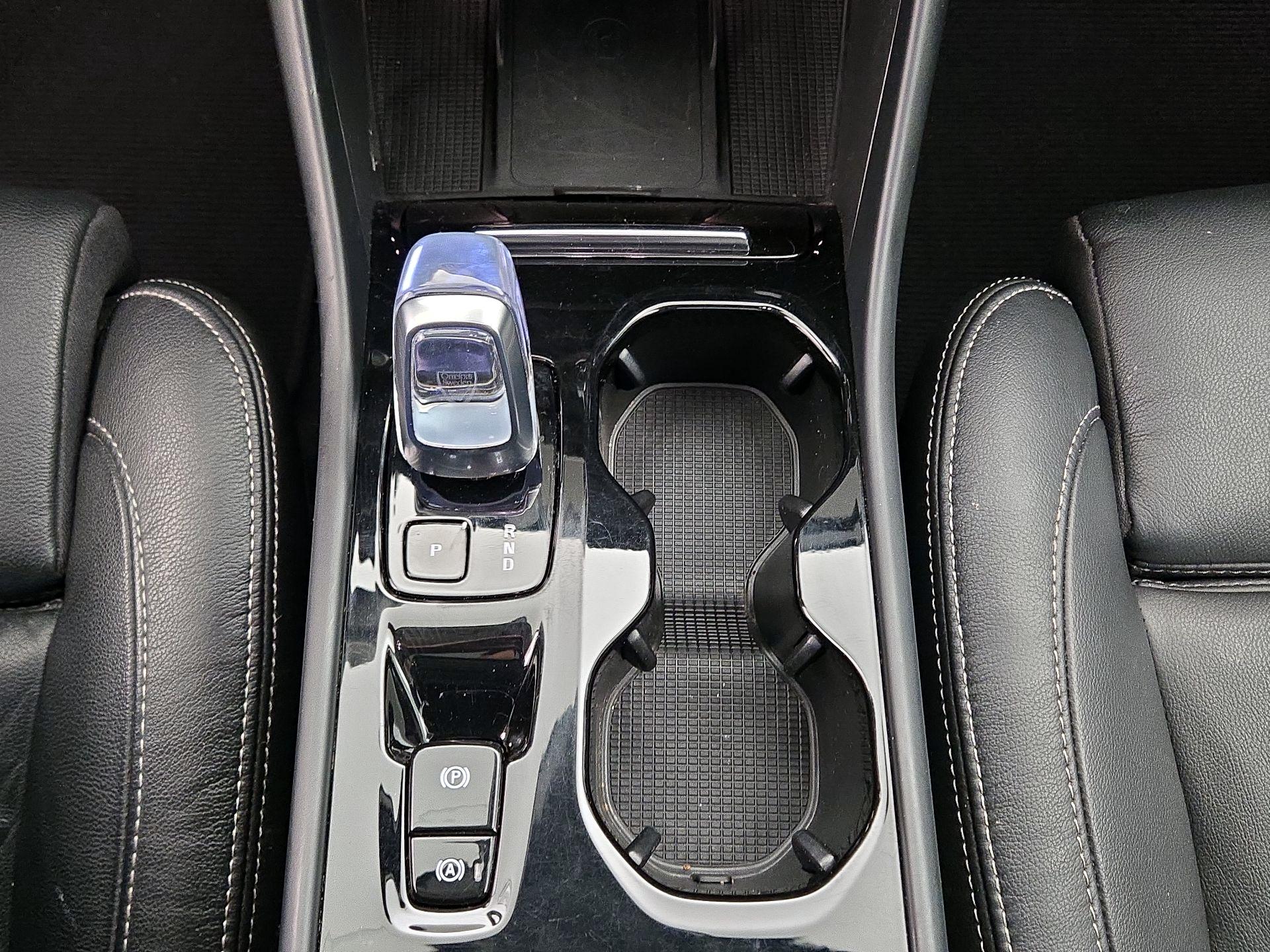 Thumbnail: 2023 Volvo XC40 - 17