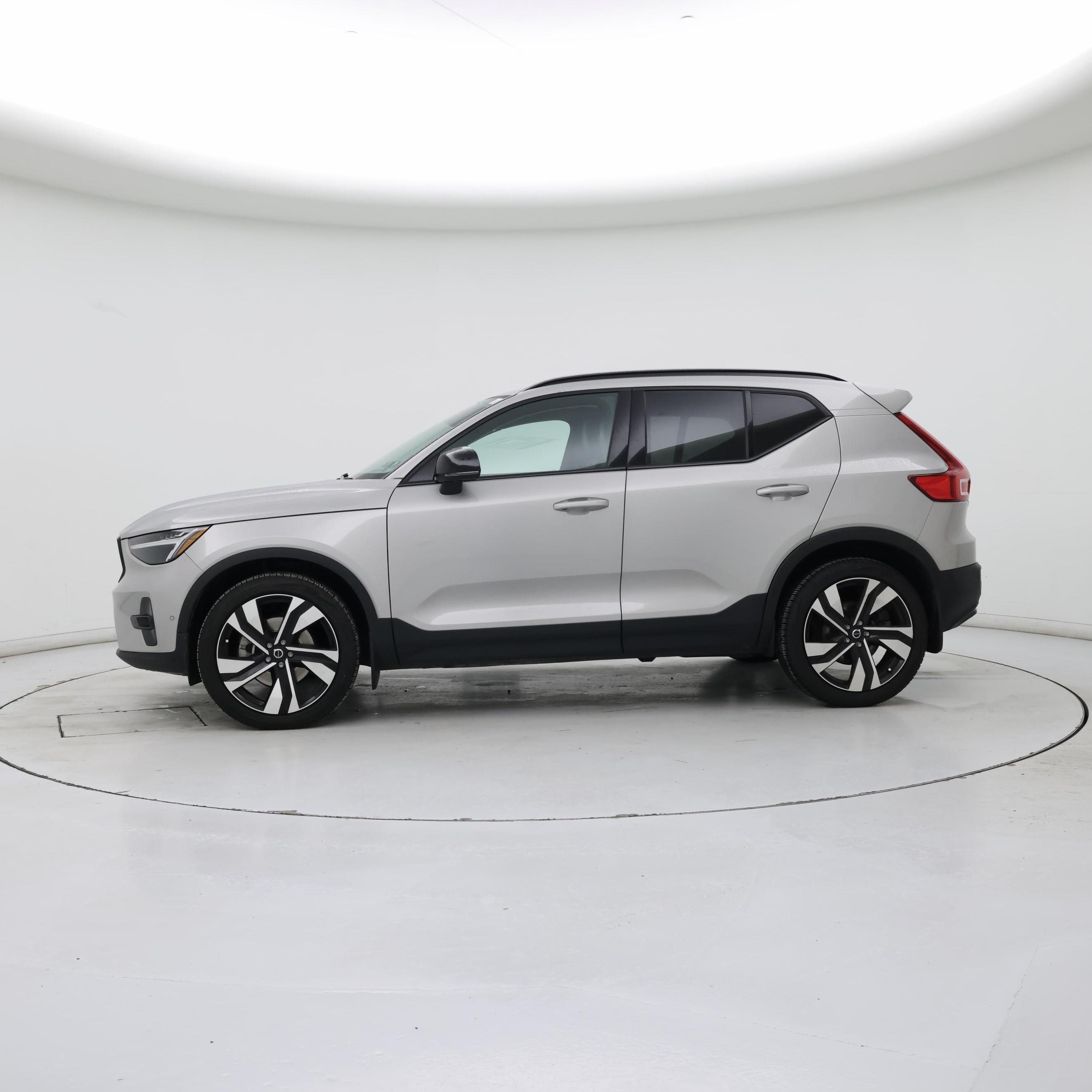 Thumbnail: 2023 Volvo XC40 - 3