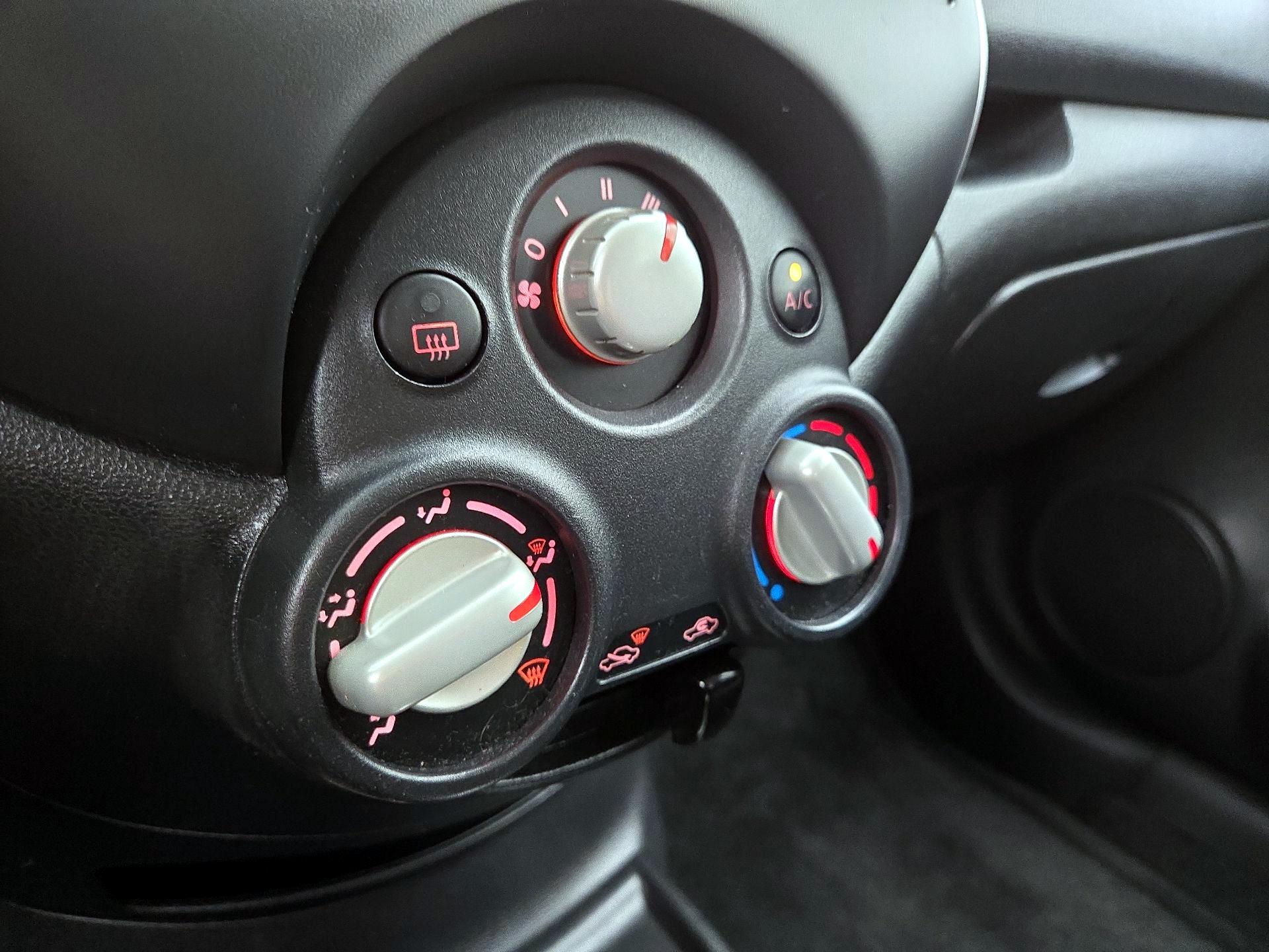 Thumbnail: 2014 Nissan Versa Note - 16