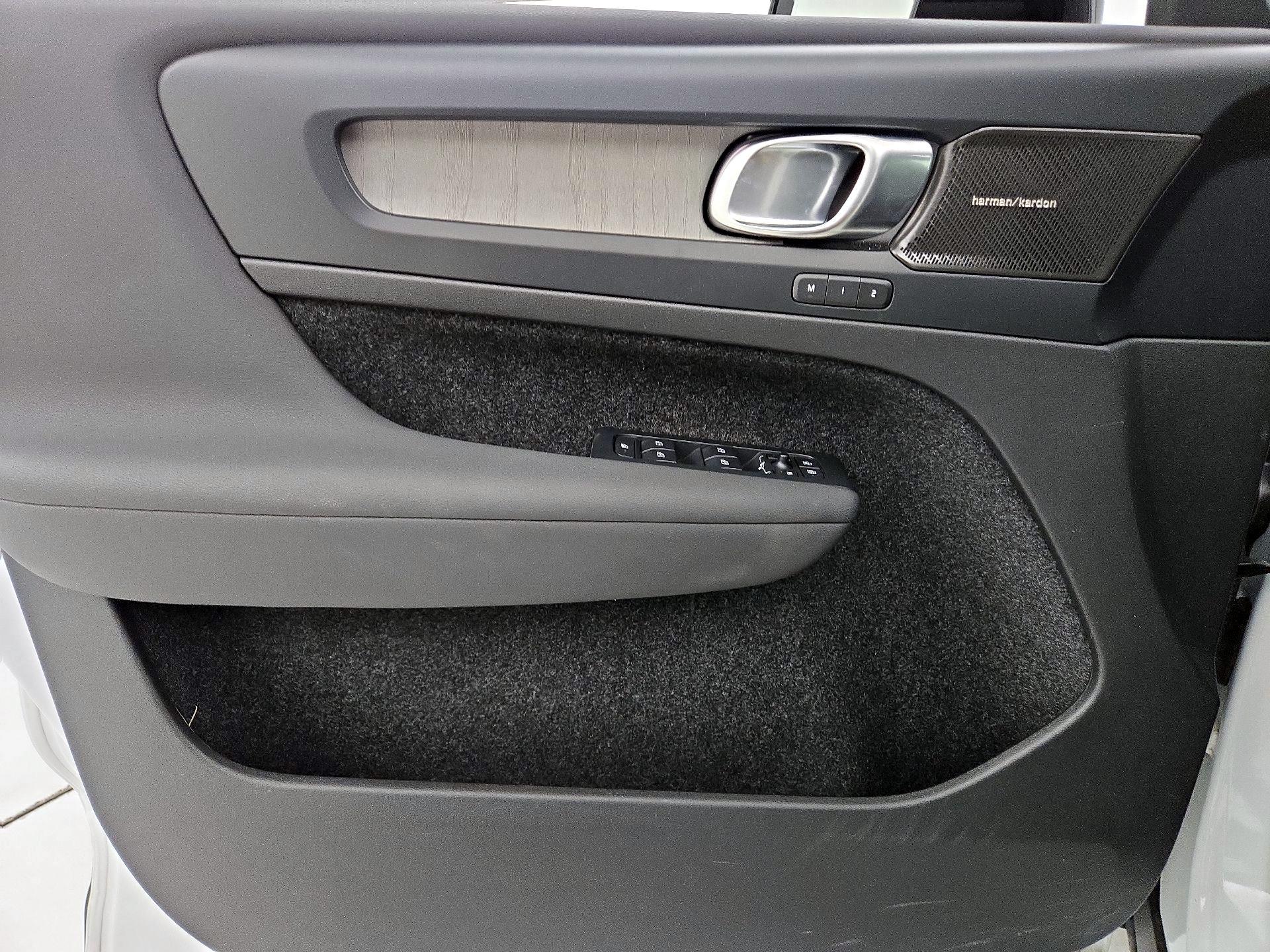 Thumbnail: 2023 Volvo XC40 - 12