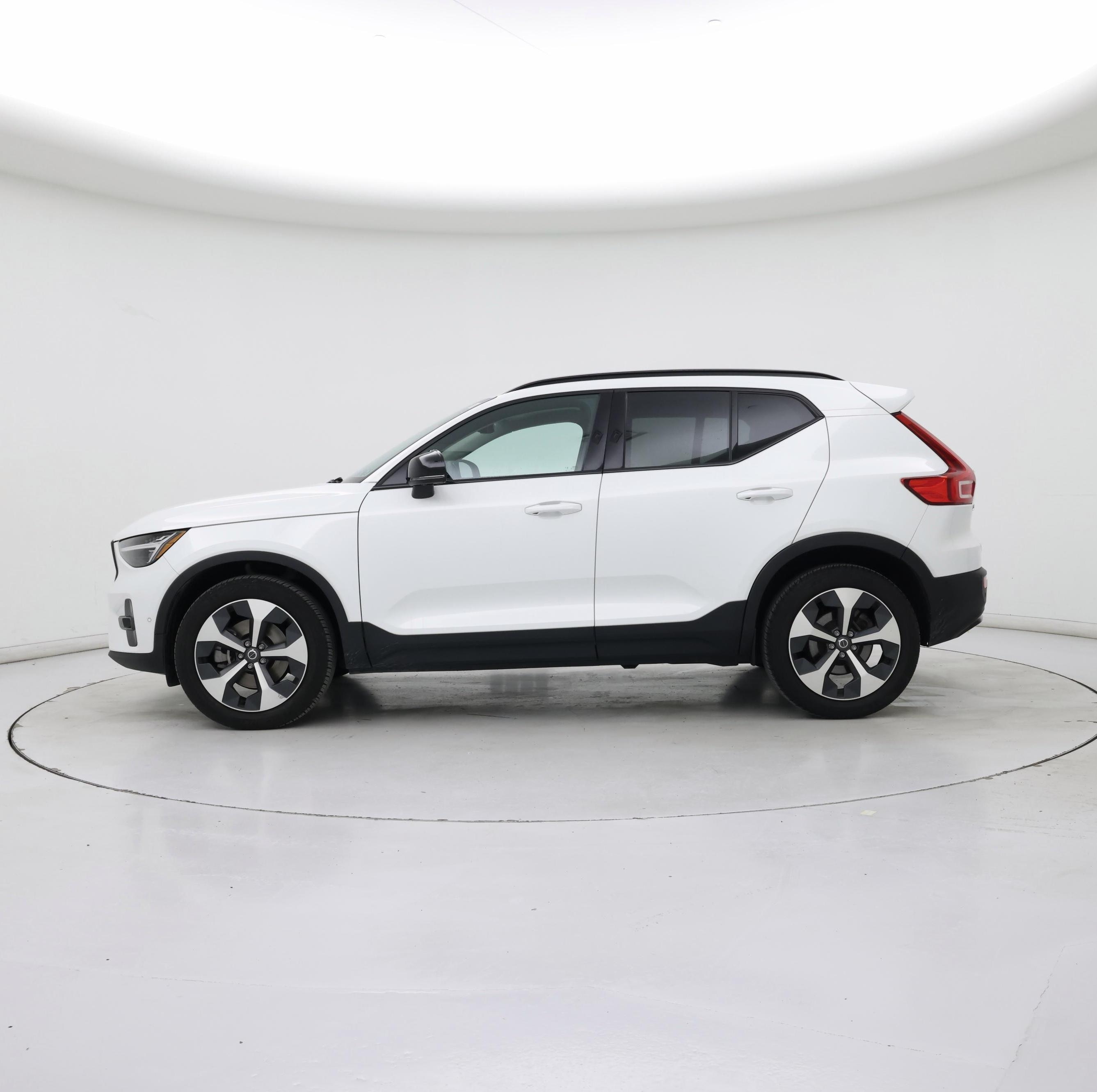 Thumbnail: 2023 Volvo XC40 - 3