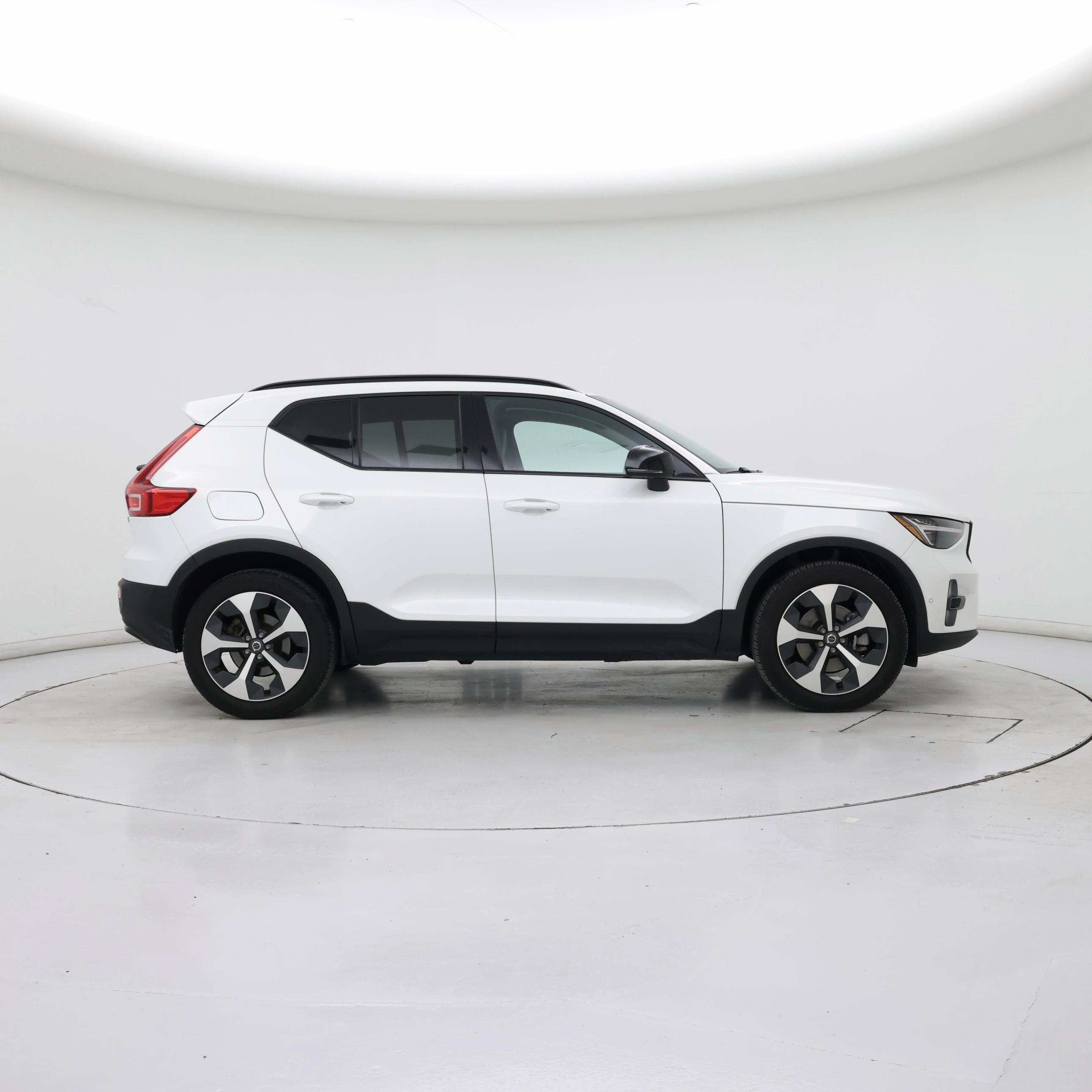 Thumbnail: 2023 Volvo XC40 - 7