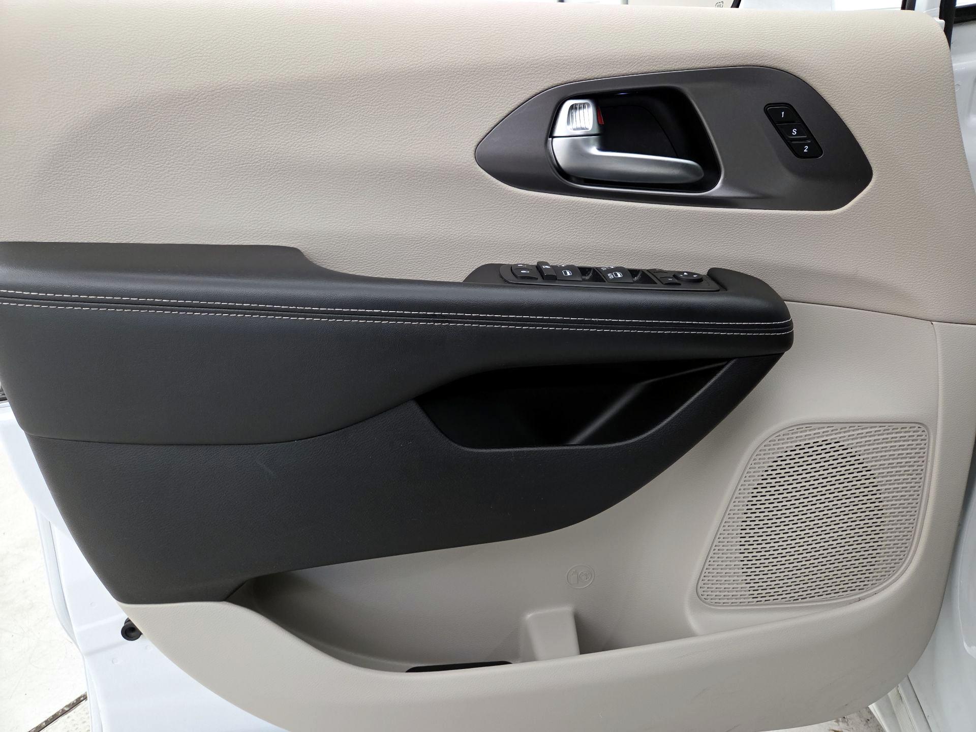 Thumbnail: 2022 Chrysler Pacifica - 12