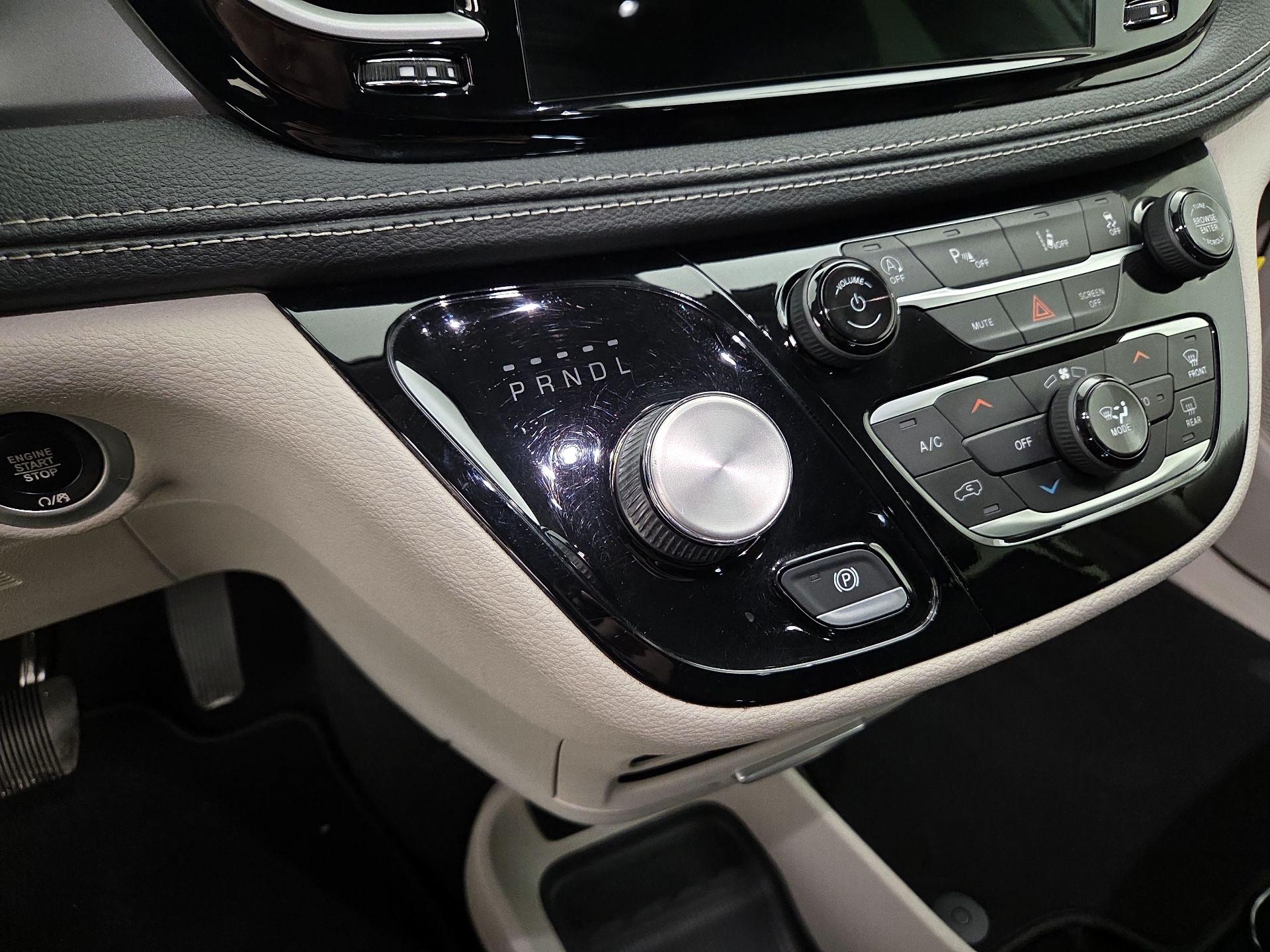 Thumbnail: 2022 Chrysler Pacifica - 17