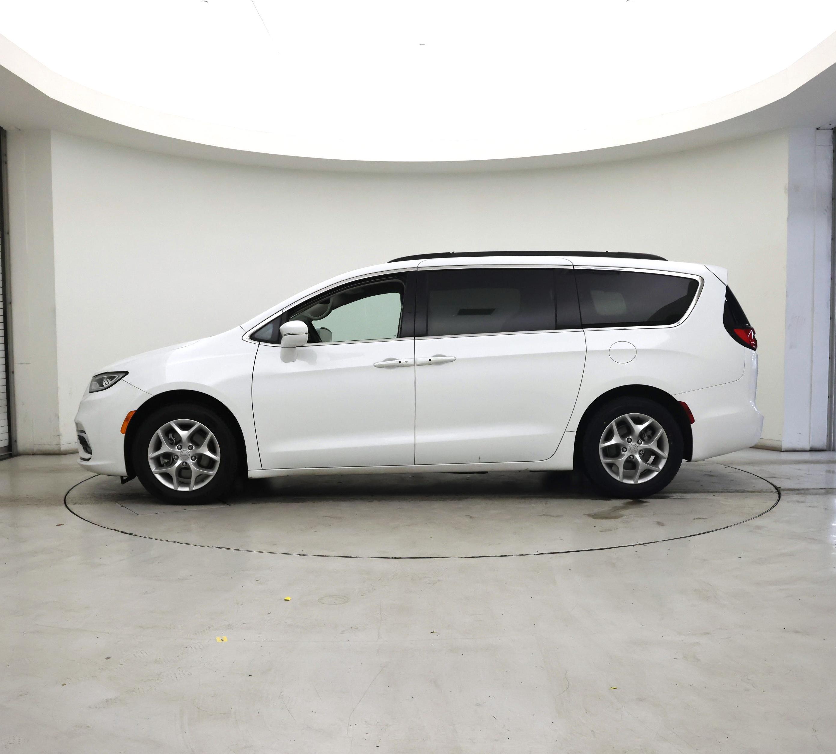 Thumbnail: 2022 Chrysler Pacifica - 3