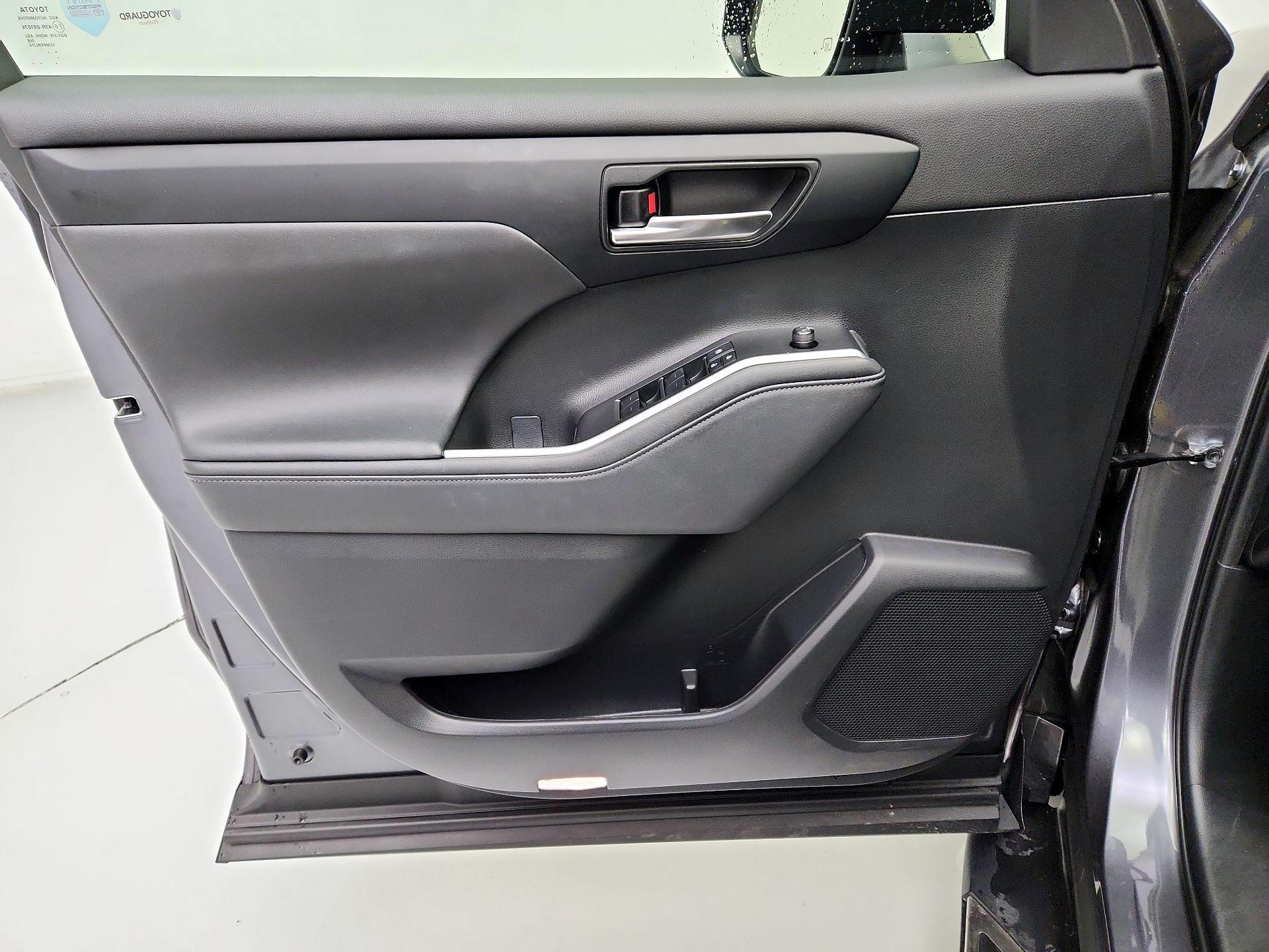 Thumbnail: 2023 Toyota Highlander - 12