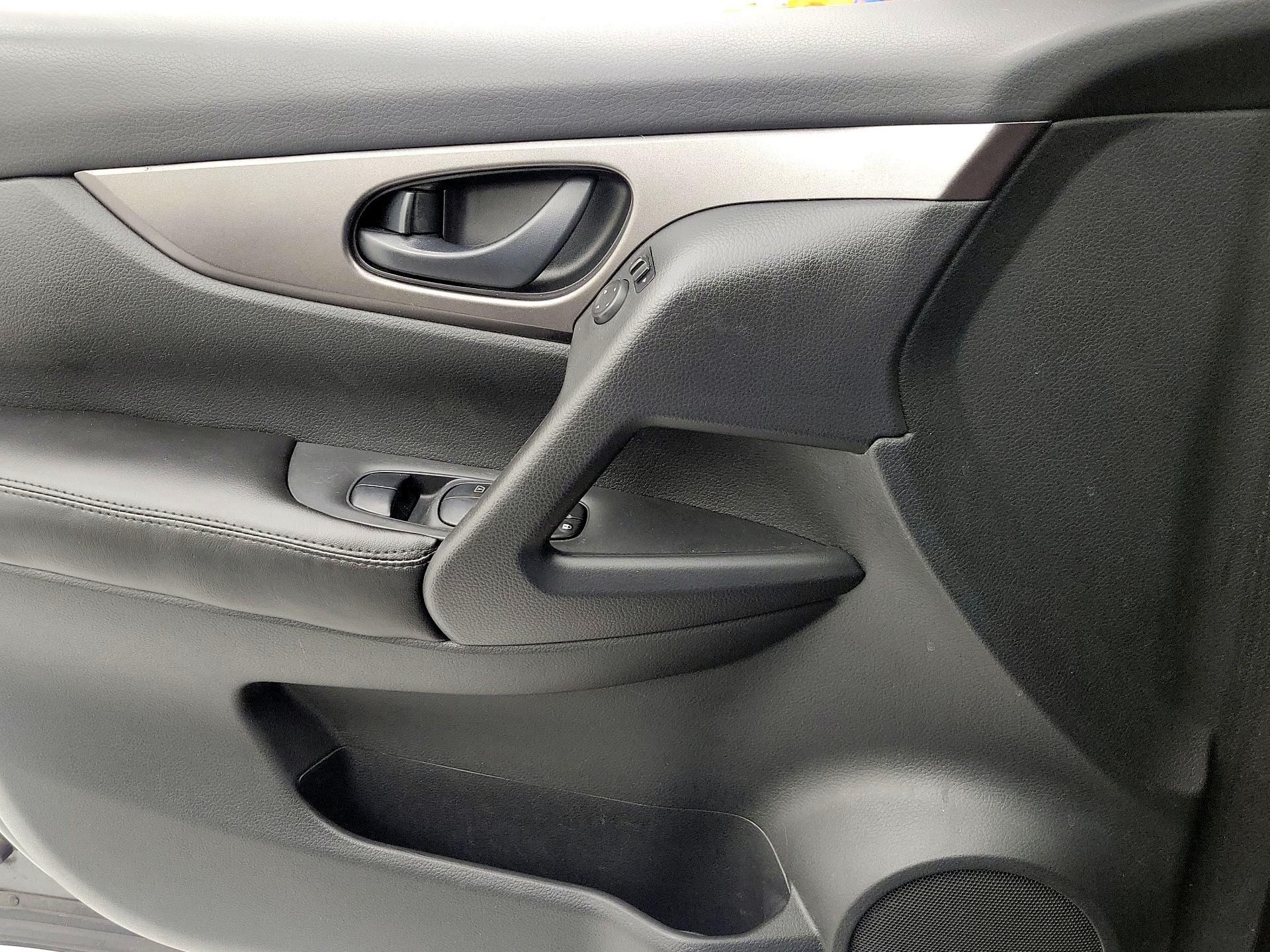 Thumbnail: 2019 Nissan Rogue Sport - 12