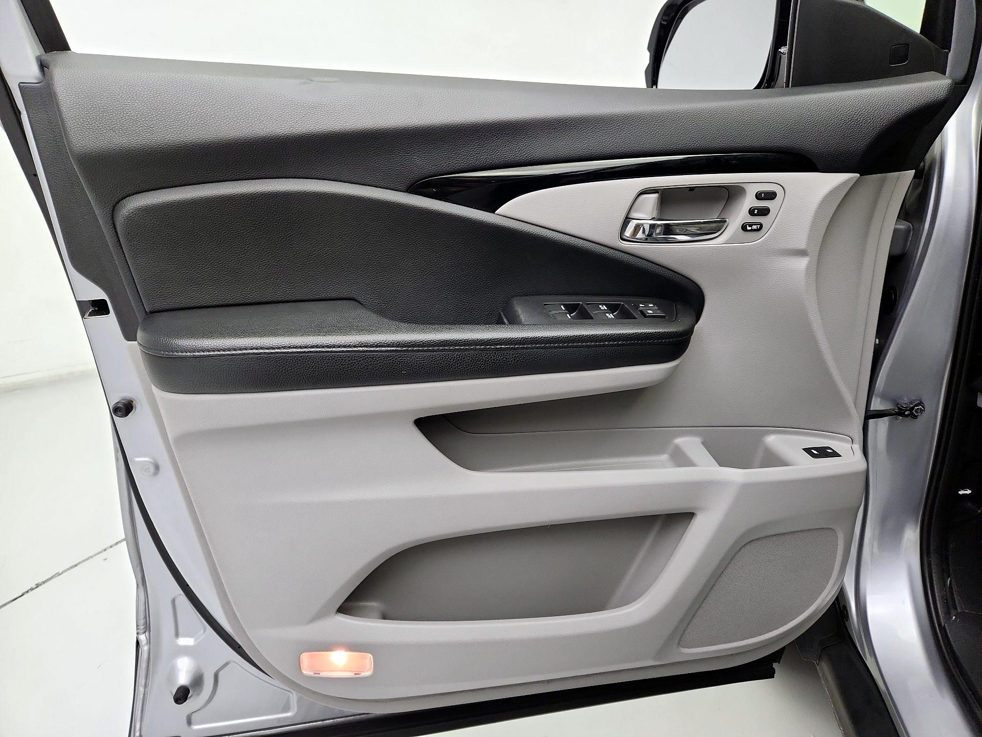 Thumbnail: 2017 Honda Pilot - 12