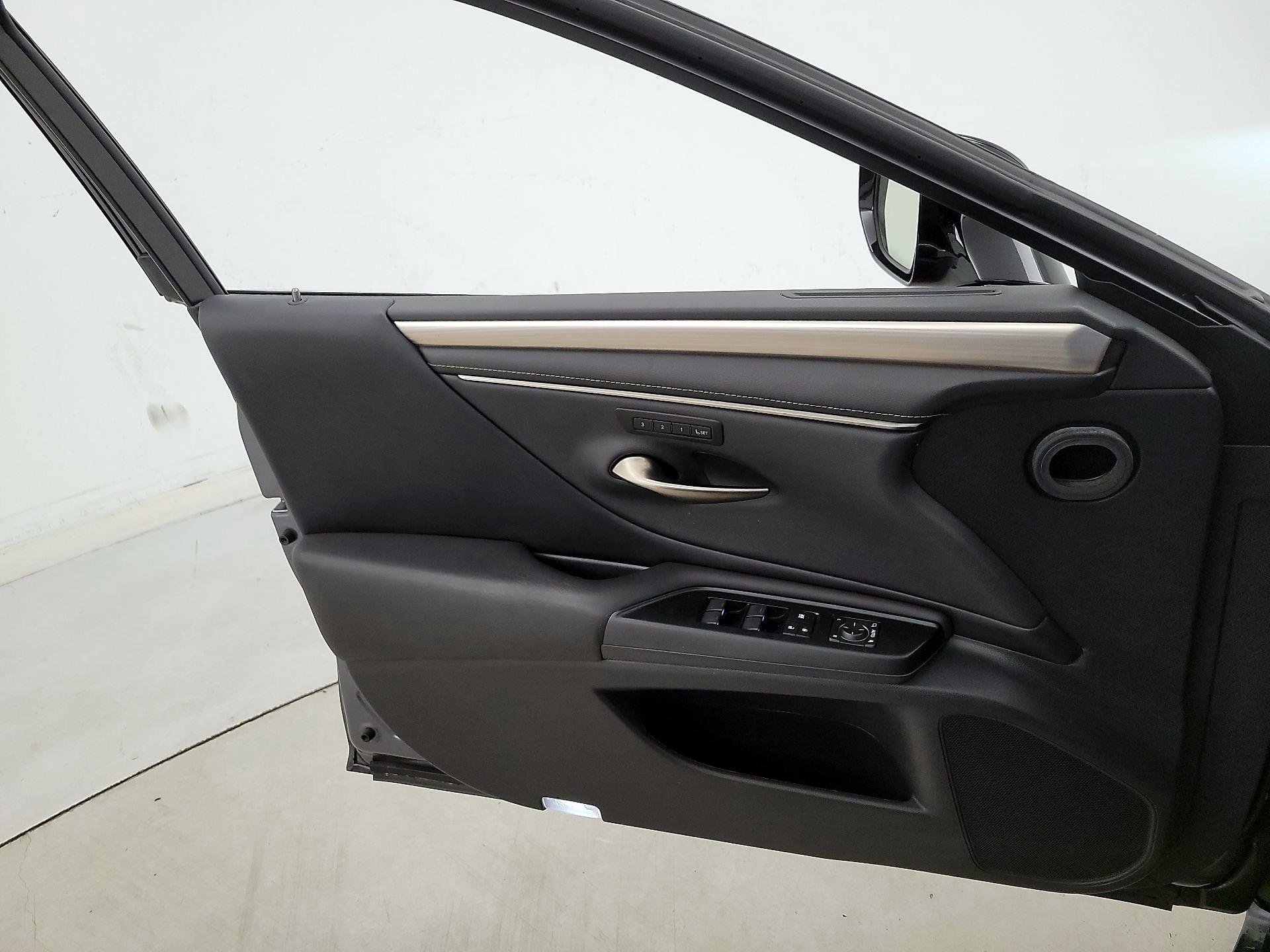 Thumbnail: 2020 Lexus ES - 12