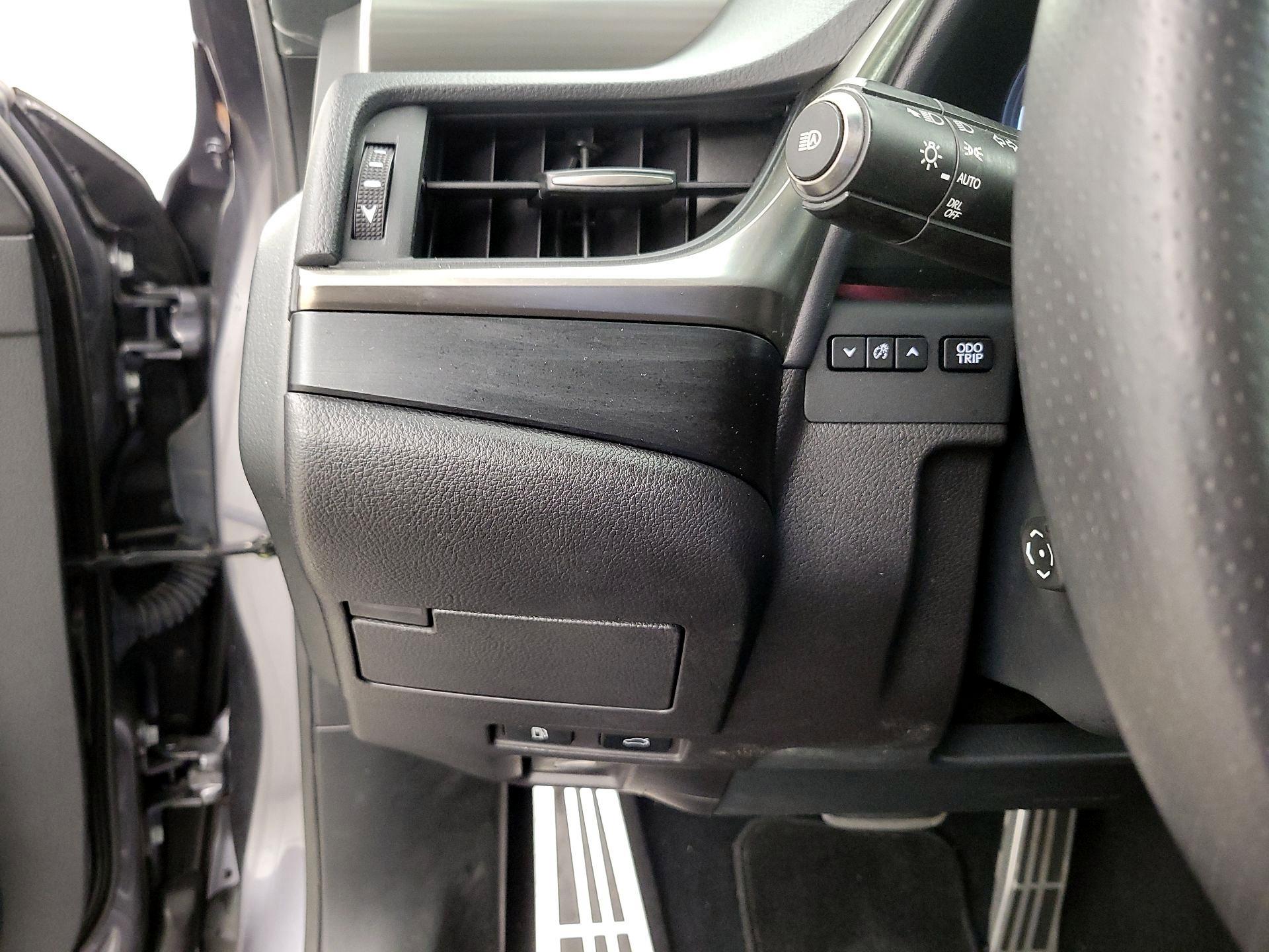 Thumbnail: 2020 Lexus ES - 13