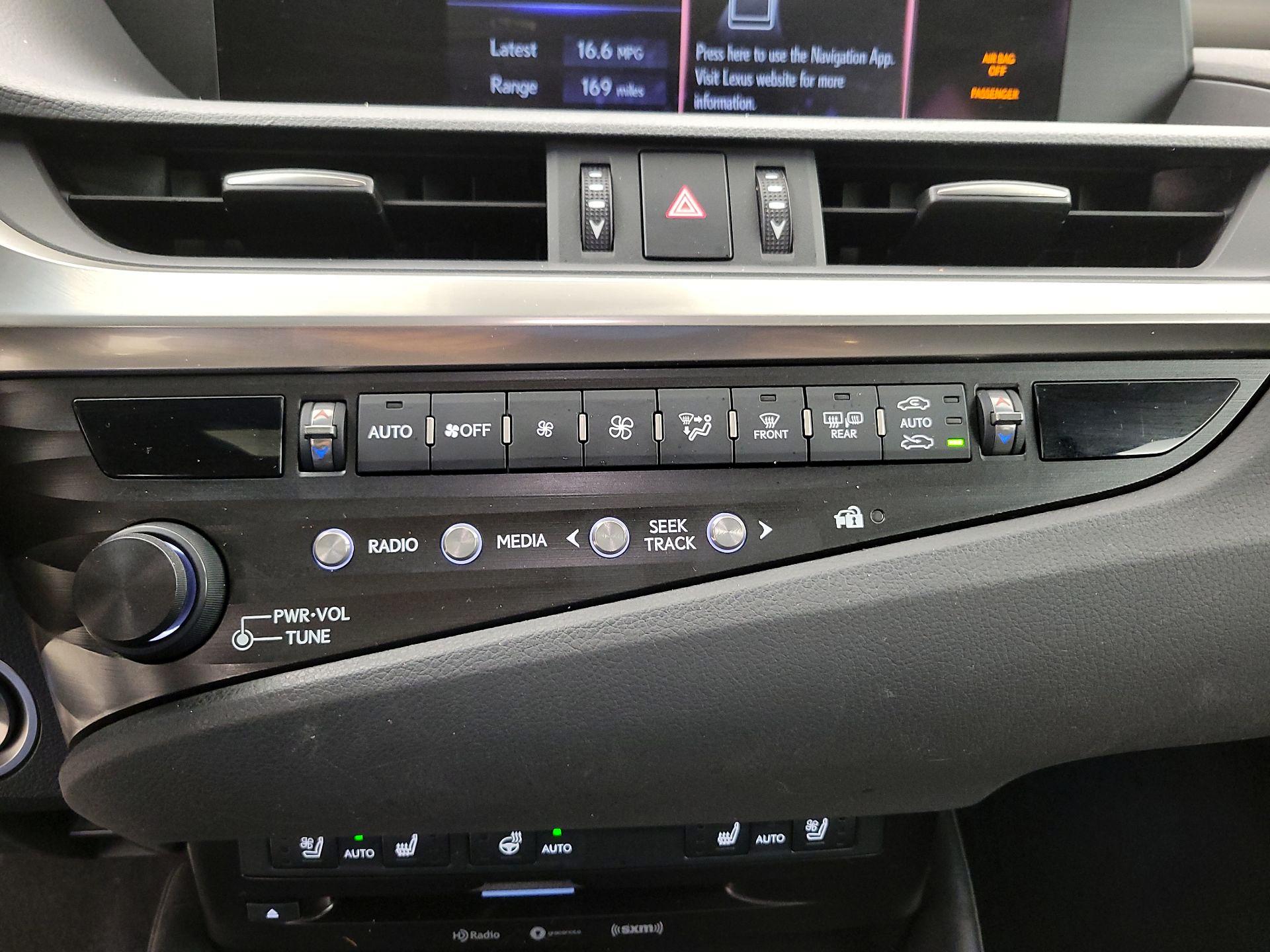 Thumbnail: 2020 Lexus ES - 16