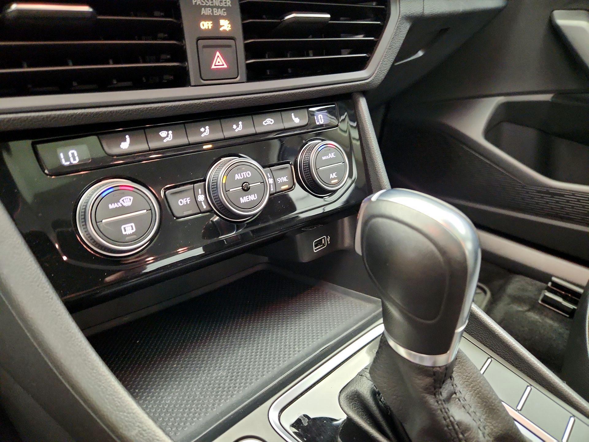 Thumbnail: 2019 Volkswagen Jetta - 16