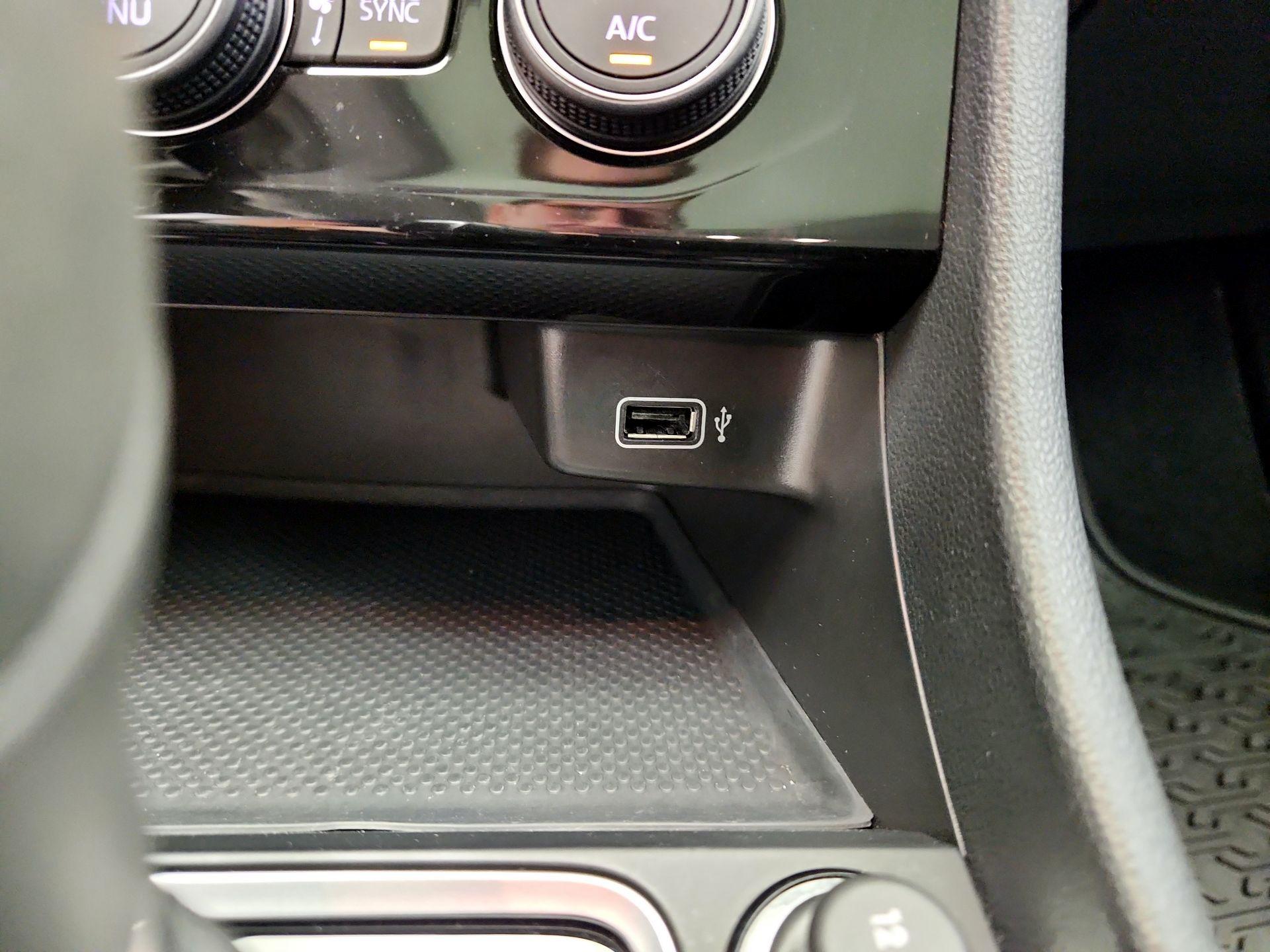 Thumbnail: 2019 Volkswagen Jetta - 18