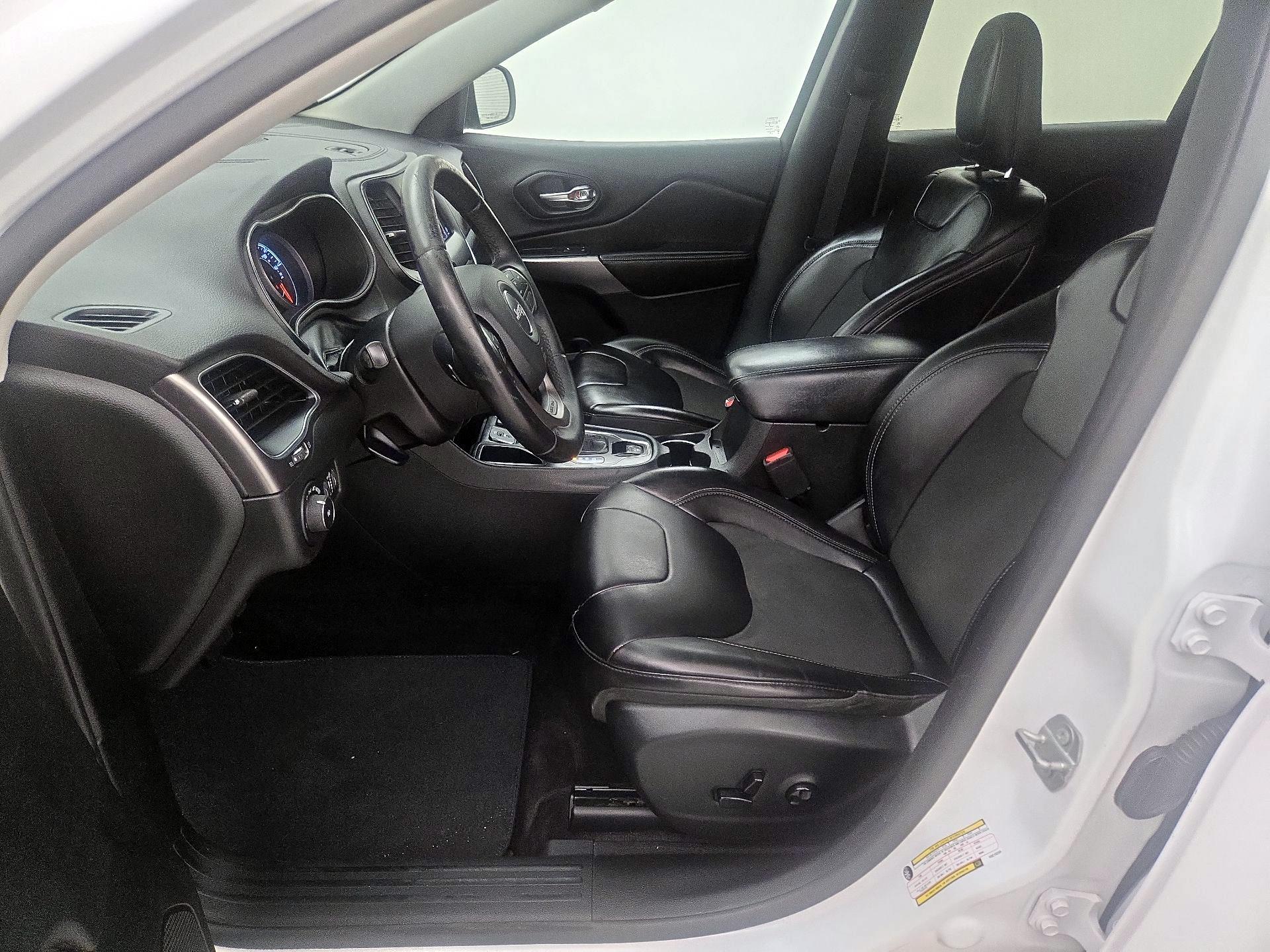 Thumbnail: 2019 Jeep Cherokee - 11