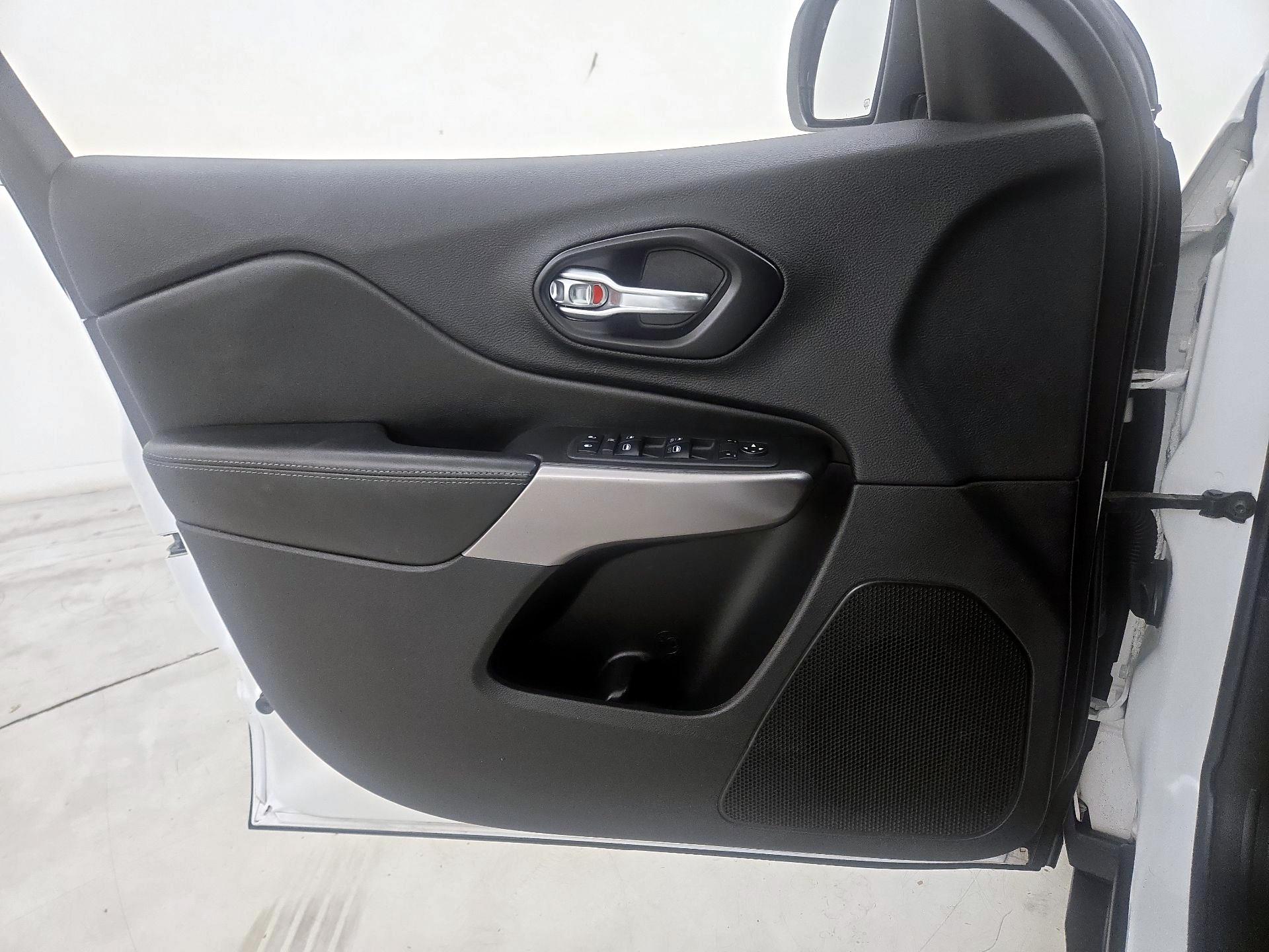 Thumbnail: 2019 Jeep Cherokee - 12