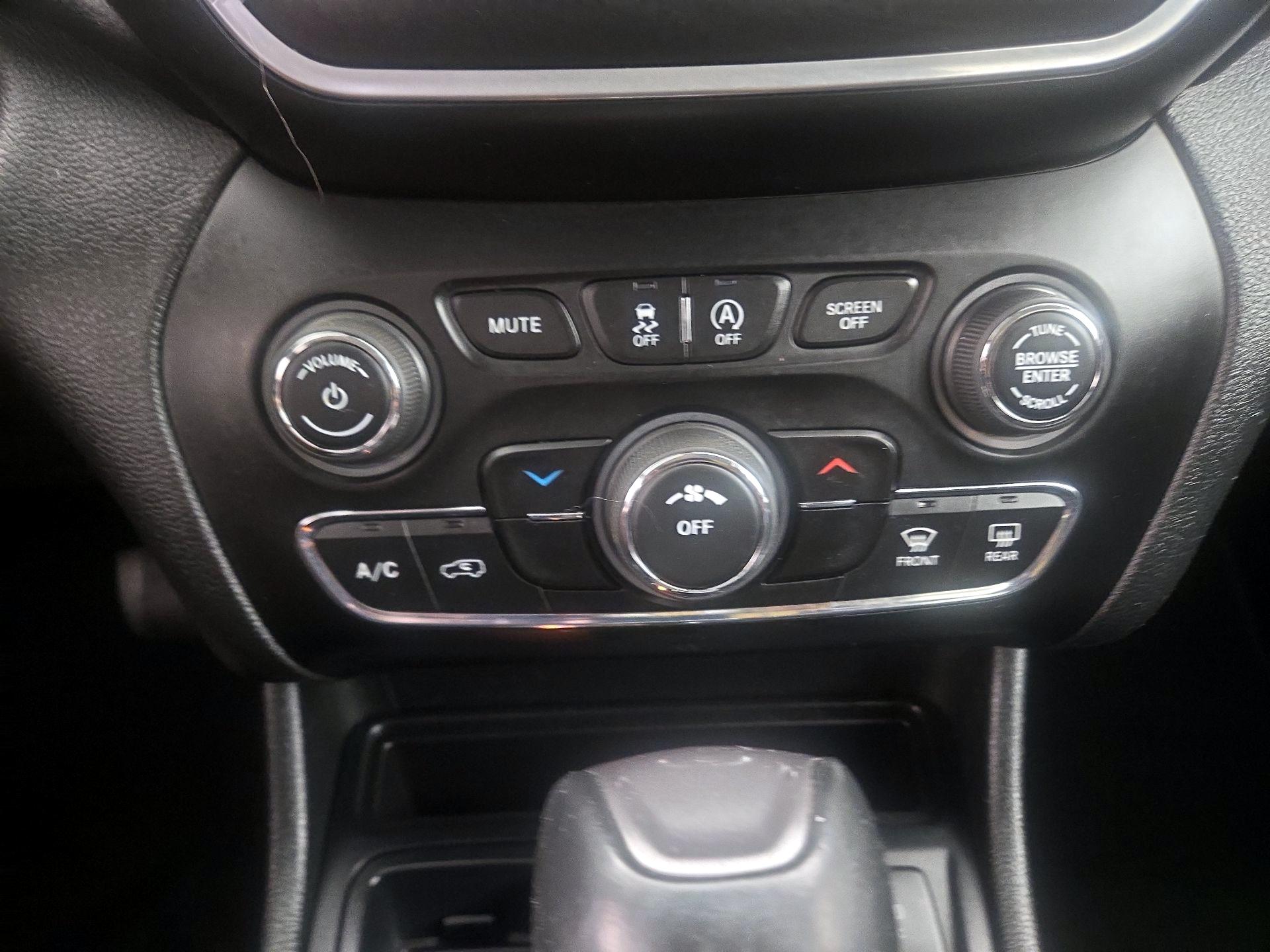 Thumbnail: 2019 Jeep Cherokee - 16