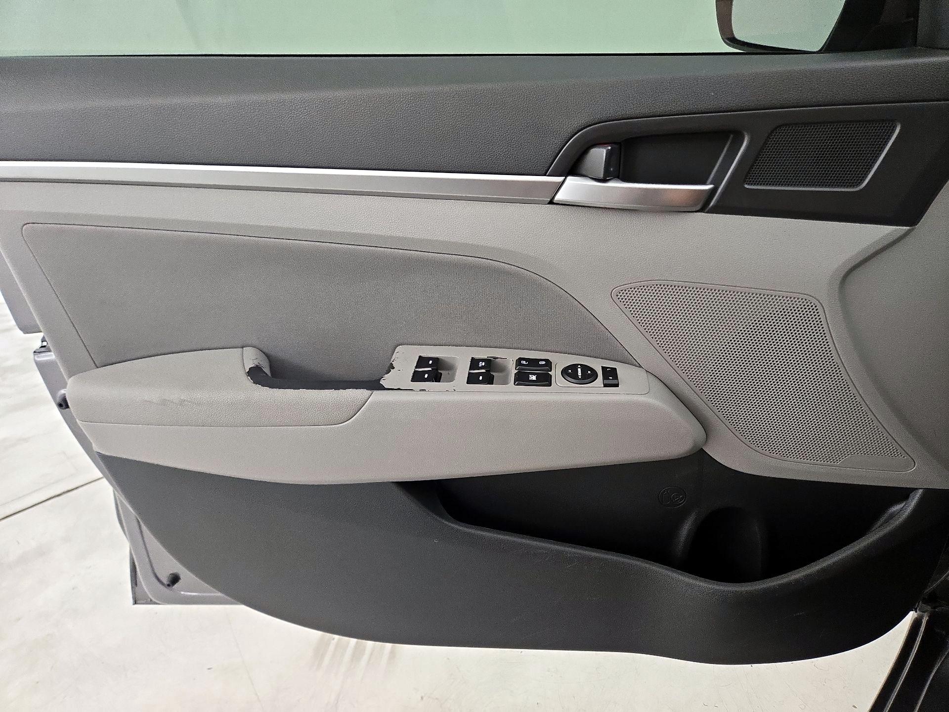 Thumbnail: 2020 Hyundai Elantra - 12