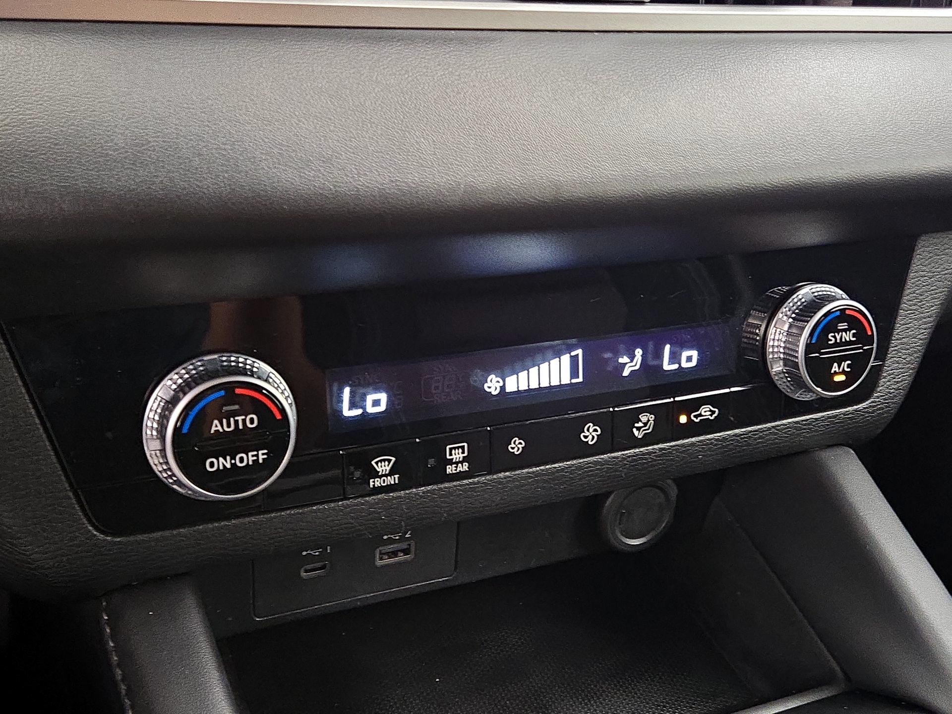 Thumbnail: 2024 Mitsubishi Outlander - 16