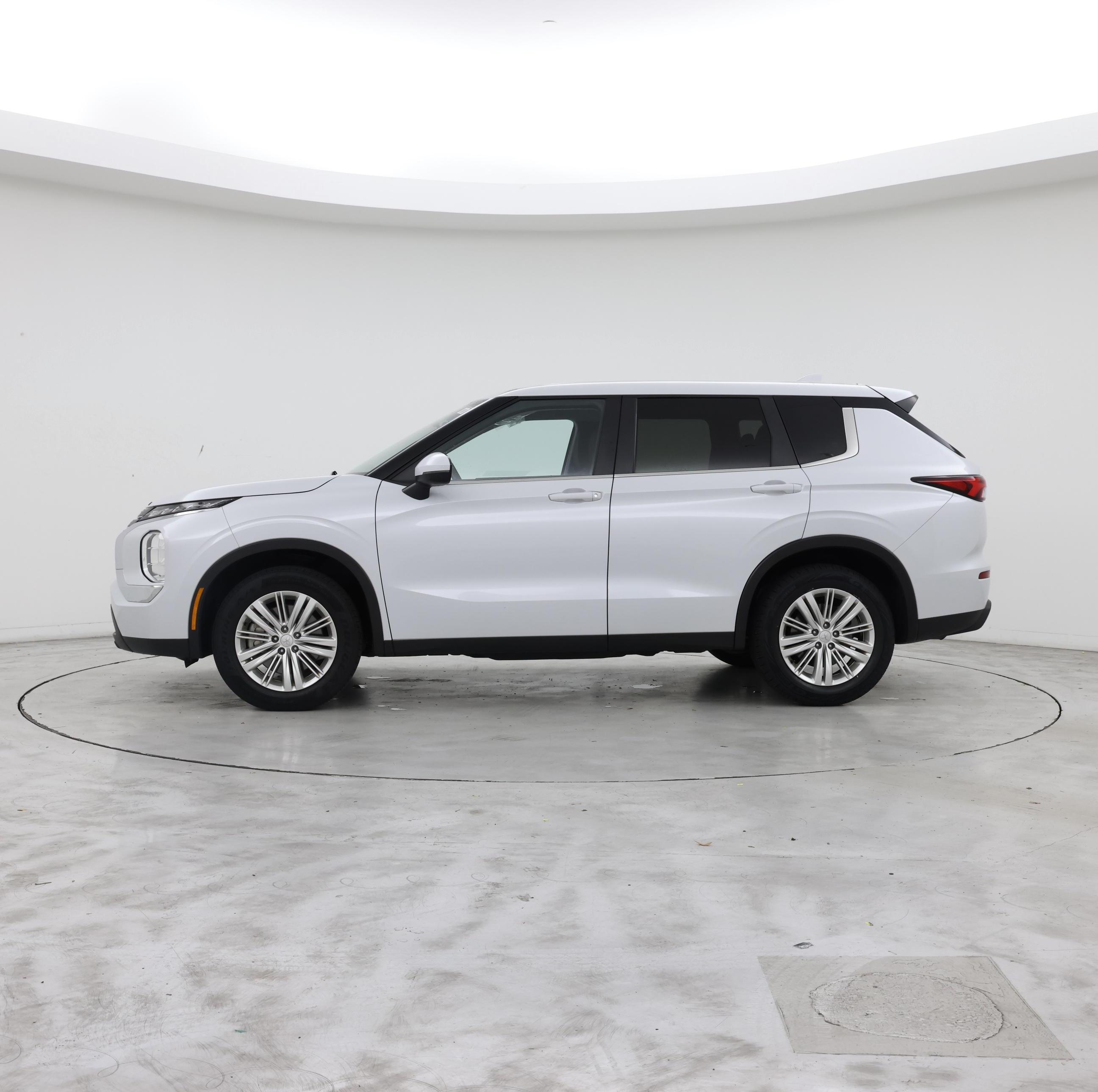 Thumbnail: 2024 Mitsubishi Outlander - 3