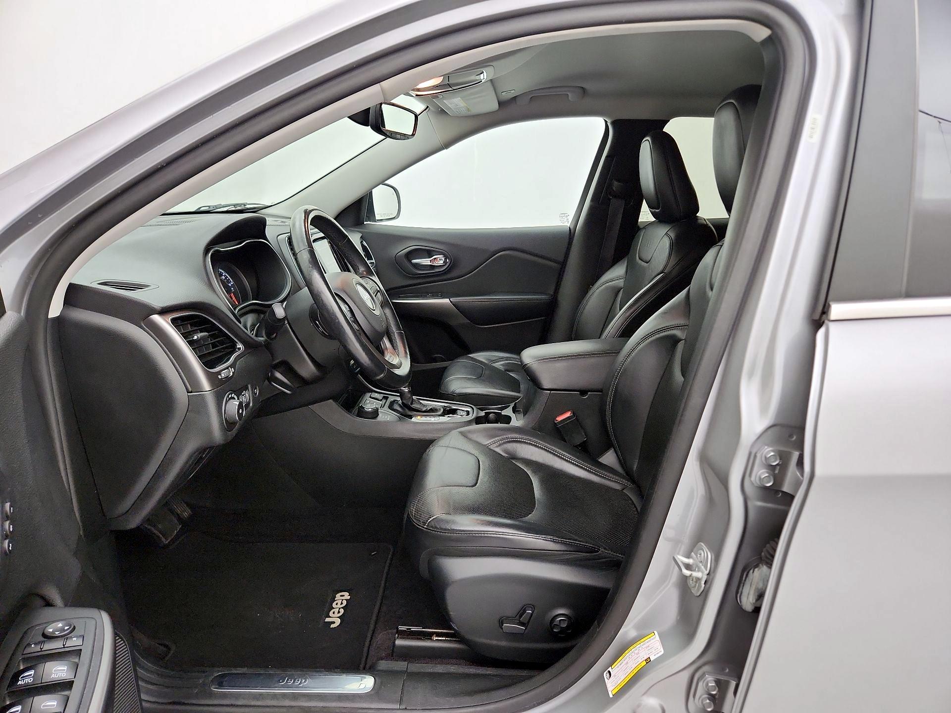 Thumbnail: 2019 Jeep Cherokee - 11