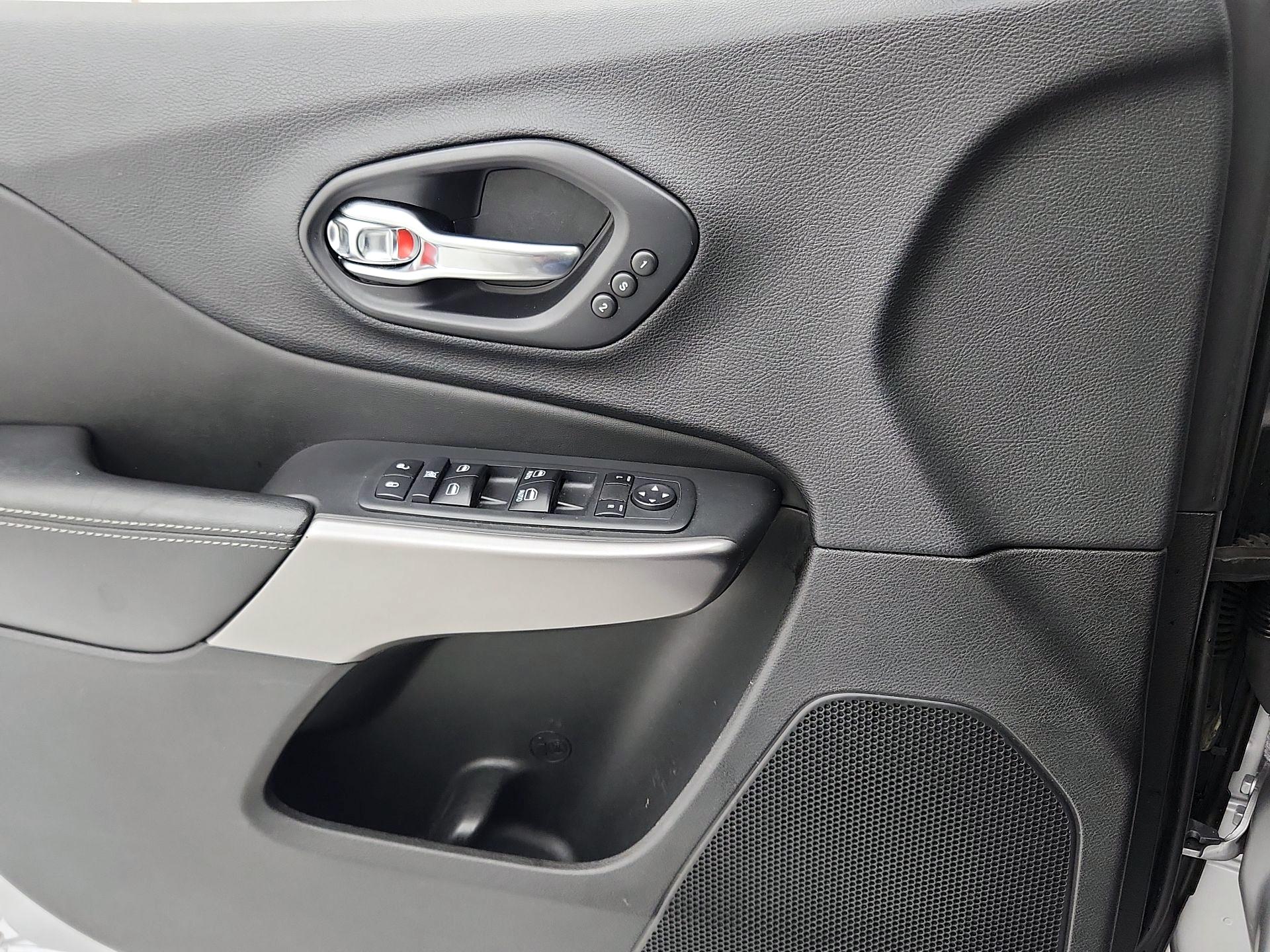 Thumbnail: 2019 Jeep Cherokee - 12