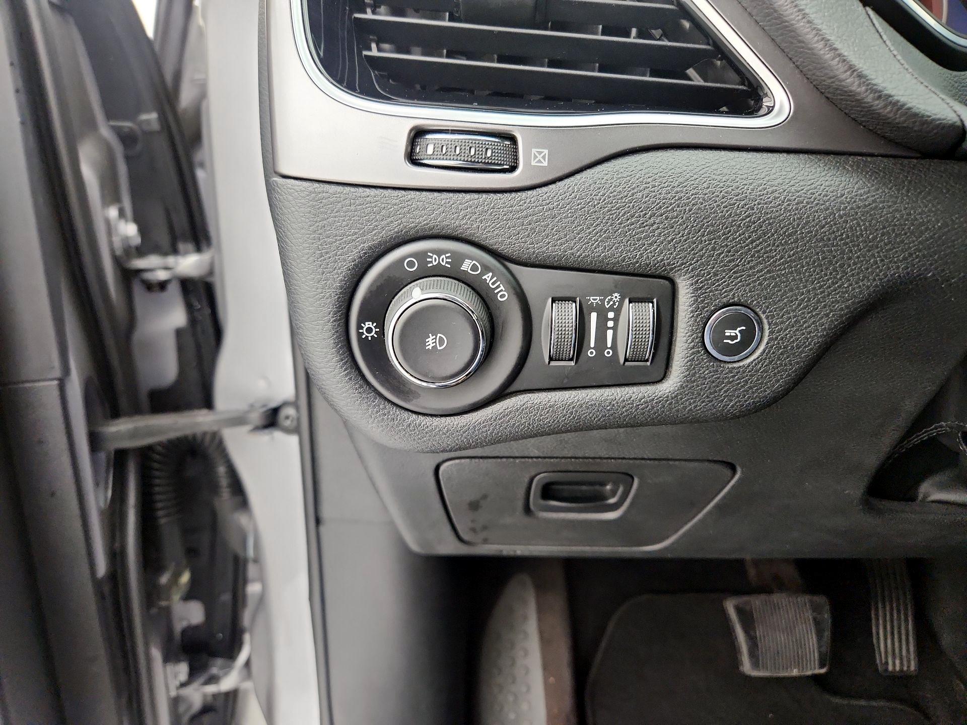 Thumbnail: 2019 Jeep Cherokee - 13