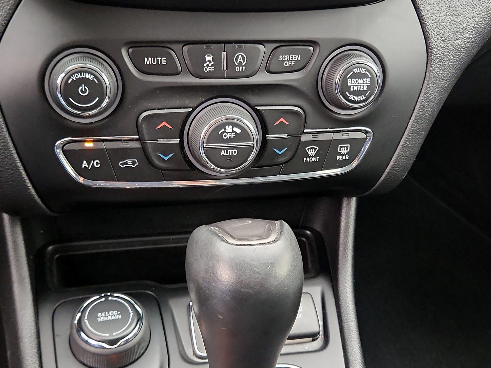 Thumbnail: 2019 Jeep Cherokee - 16